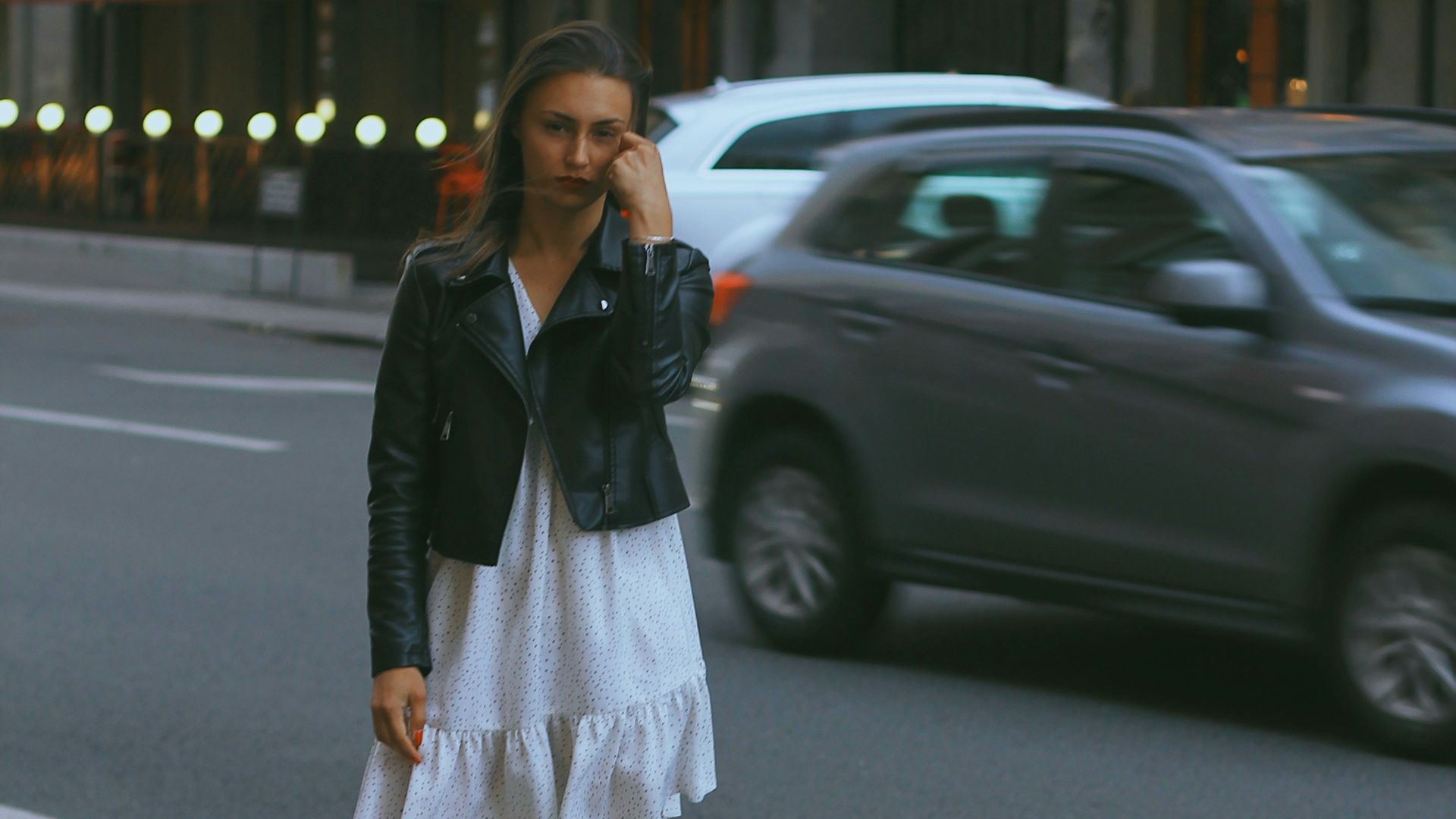 6. Une veste en cuir courte sur une robe fluide
