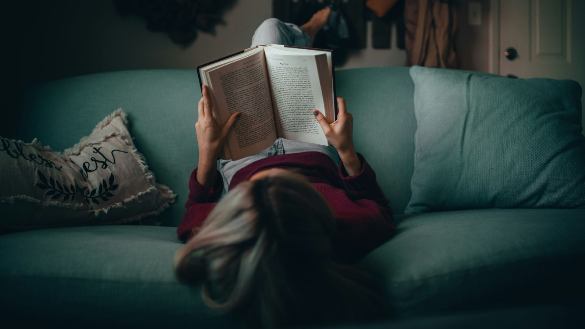 12. Lire sur le canapé