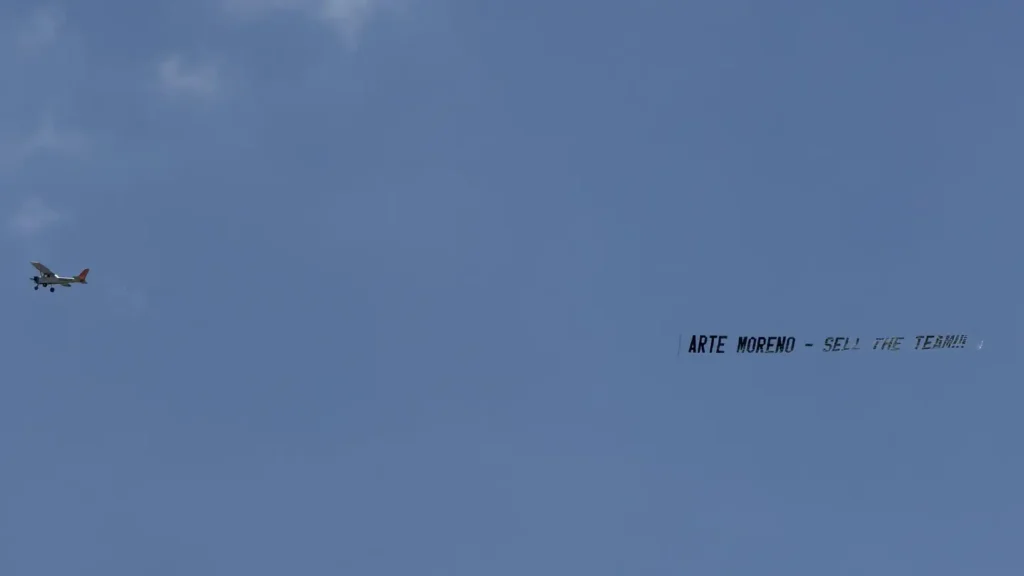 Angels fans send a message to Arte Moreno in the sky