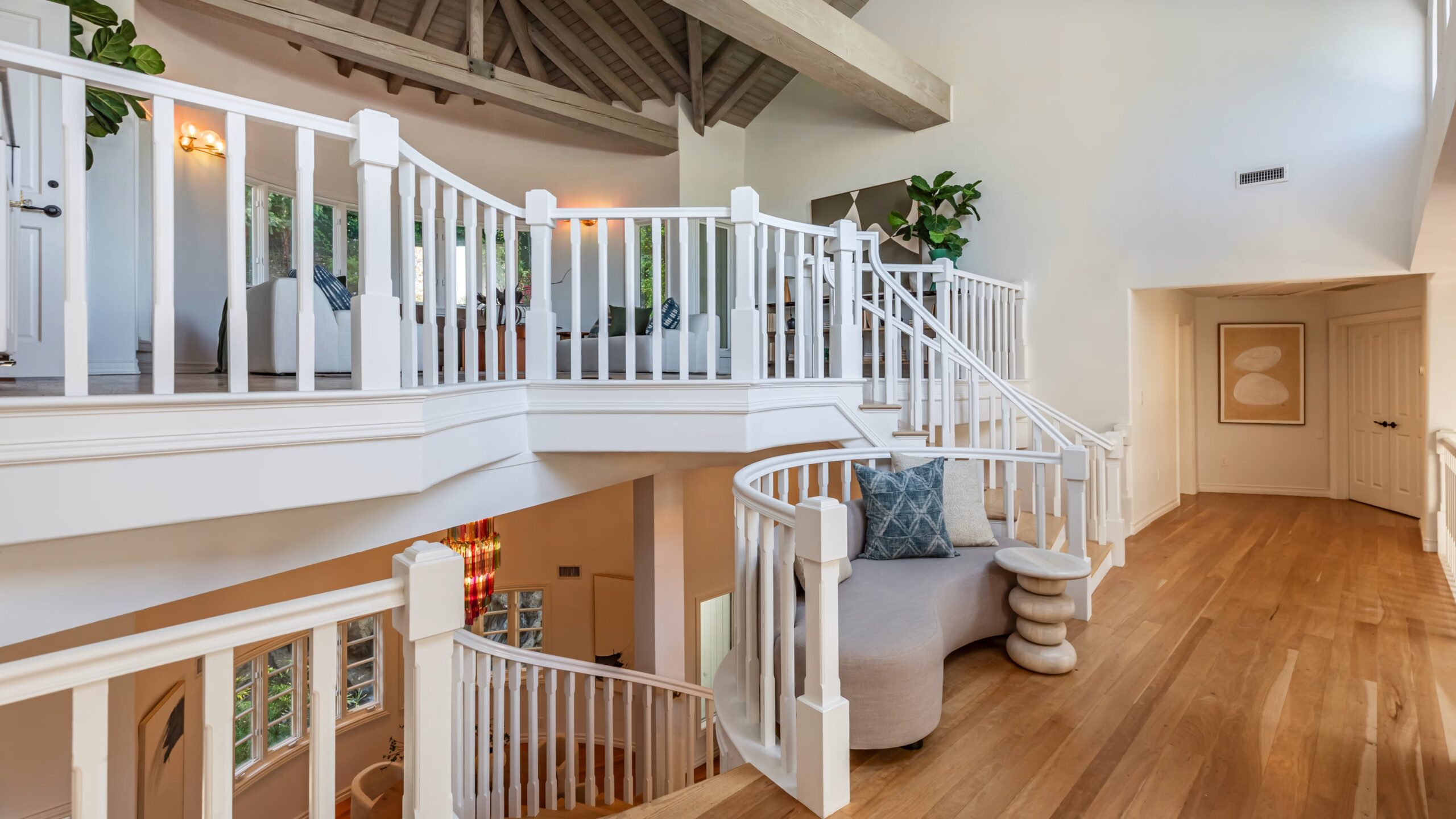 An elegant mezzanine with refined curves