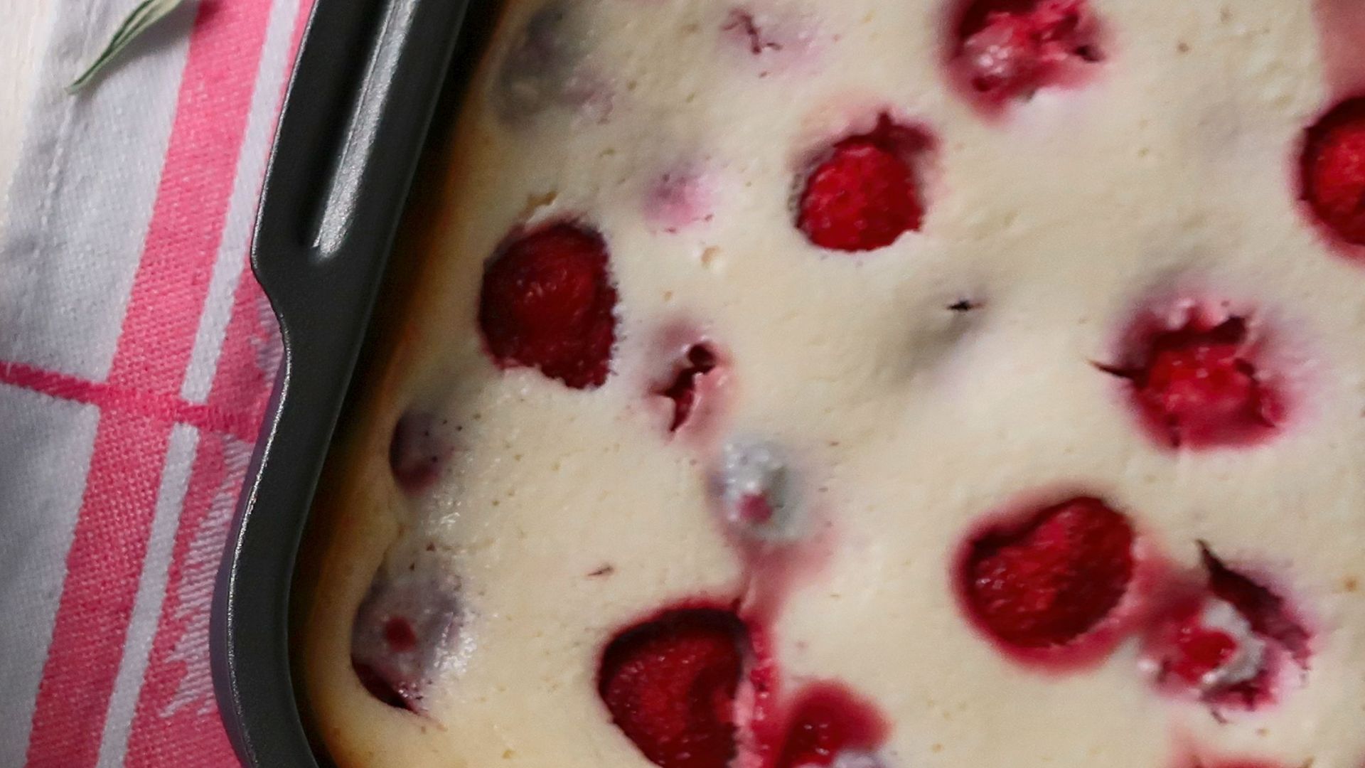 14. Barres de cheesecake aux cerises cuites sur une plaque à pâtisserie