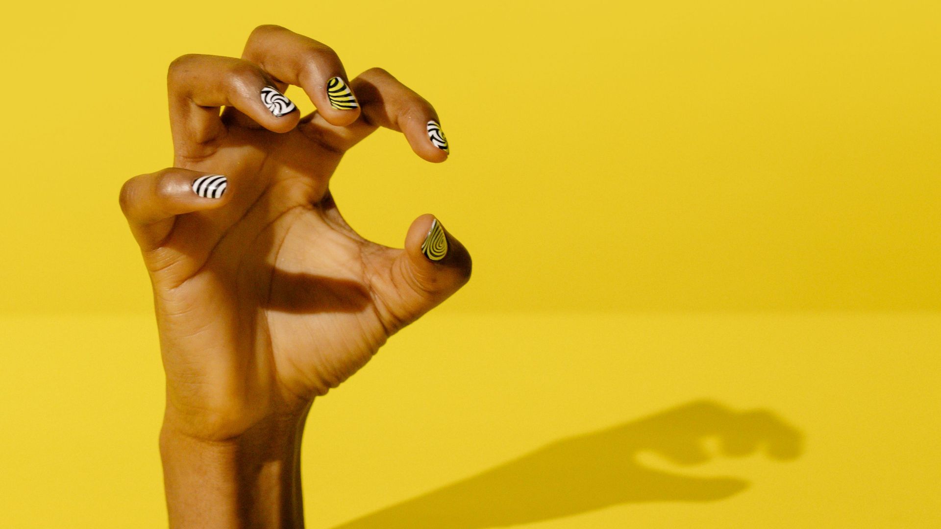 10. Ongles sombres ou aux motifs explicites