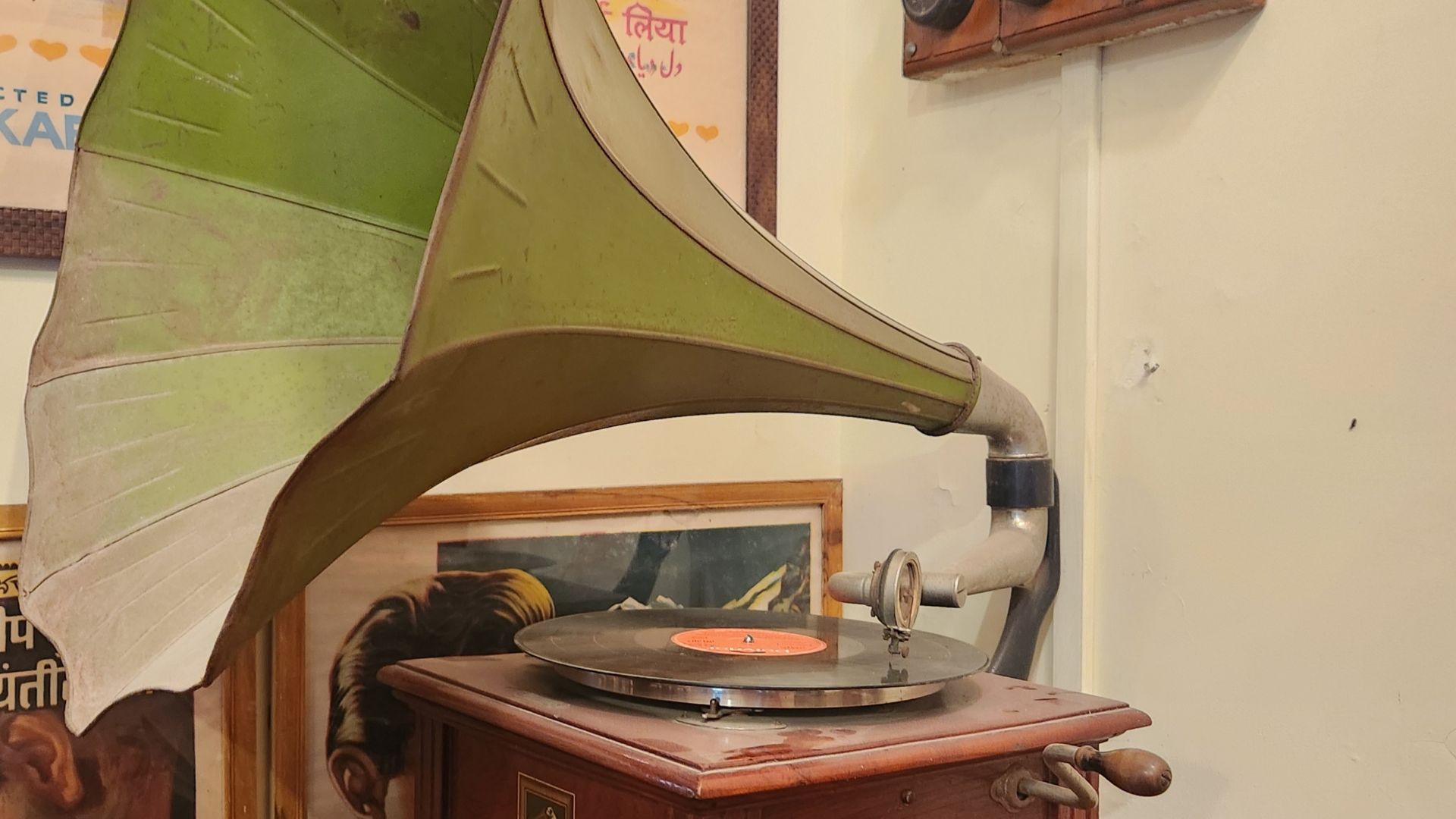 12. Phonographe