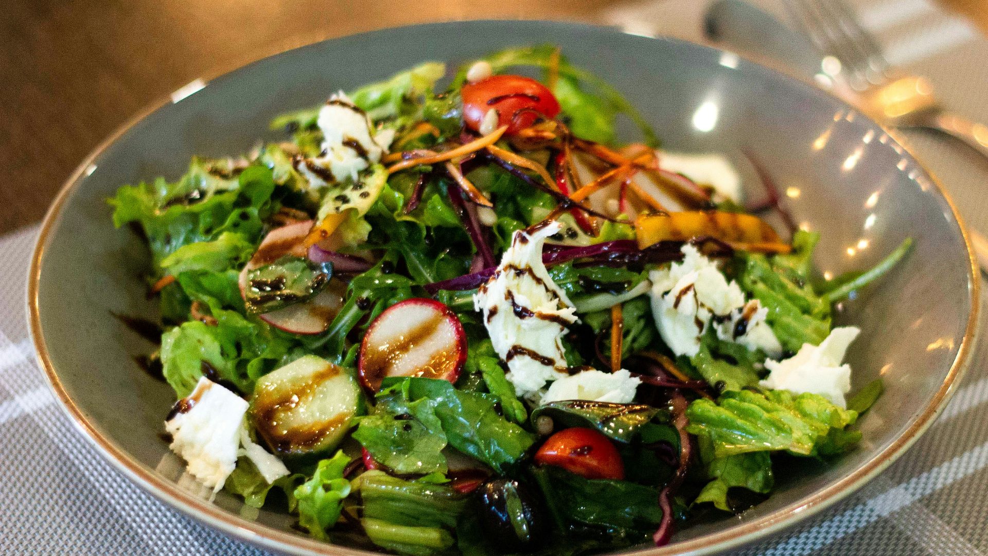 6. La salade semble avoir été ajoutée à la dernière minute