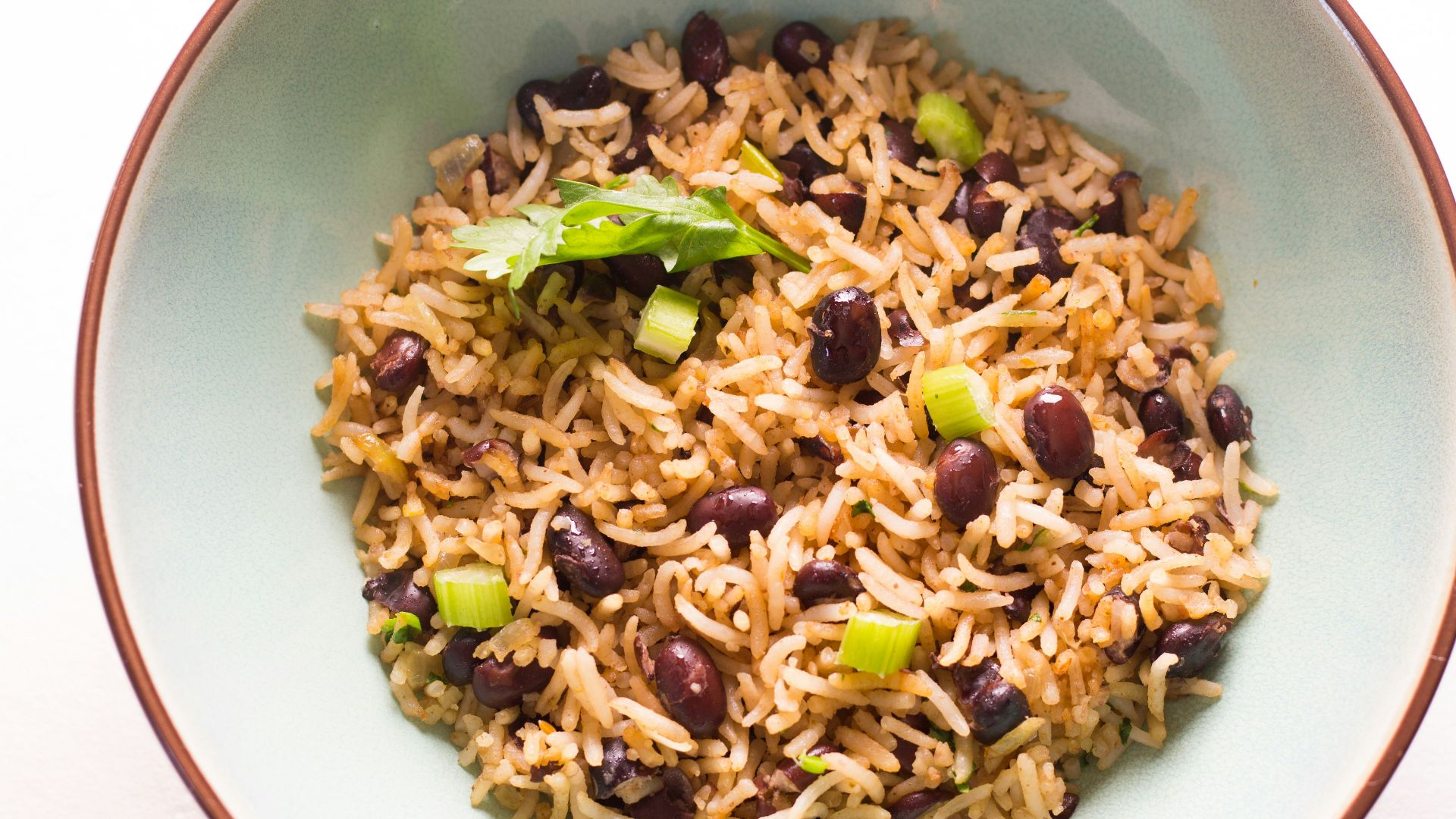 6. Bol de riz complet et haricots noirs