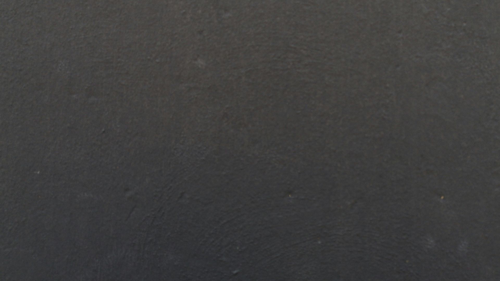 8. Les salles multimédia aux tons gris anthracite profond renforcent le sentiment de sécurité et de confort