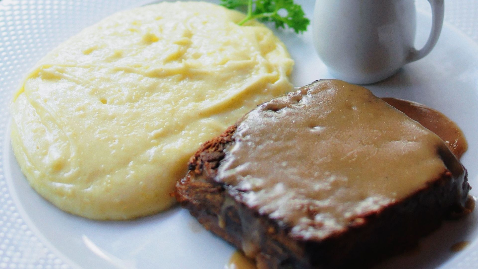 1. Pain de viande accompagné de purée de pommes de terre