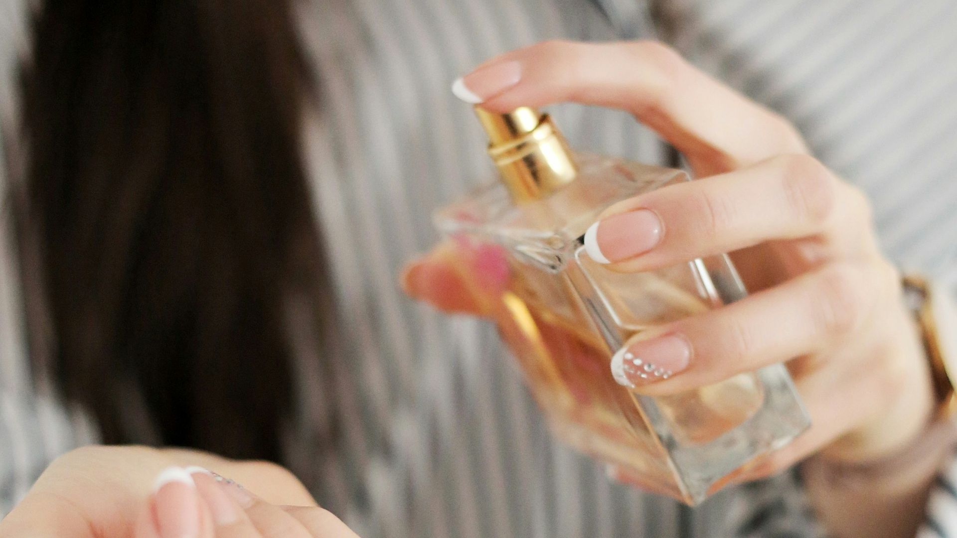 2. Un parfum appliqué par couches tout au long de la soirée