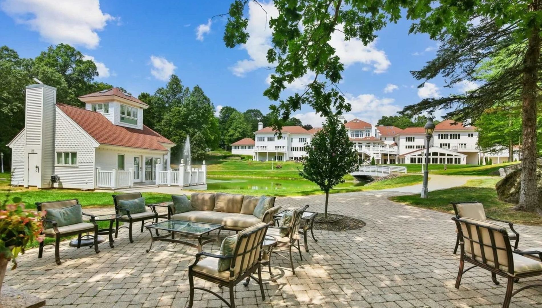 Terrasse avec vue sur le domaine