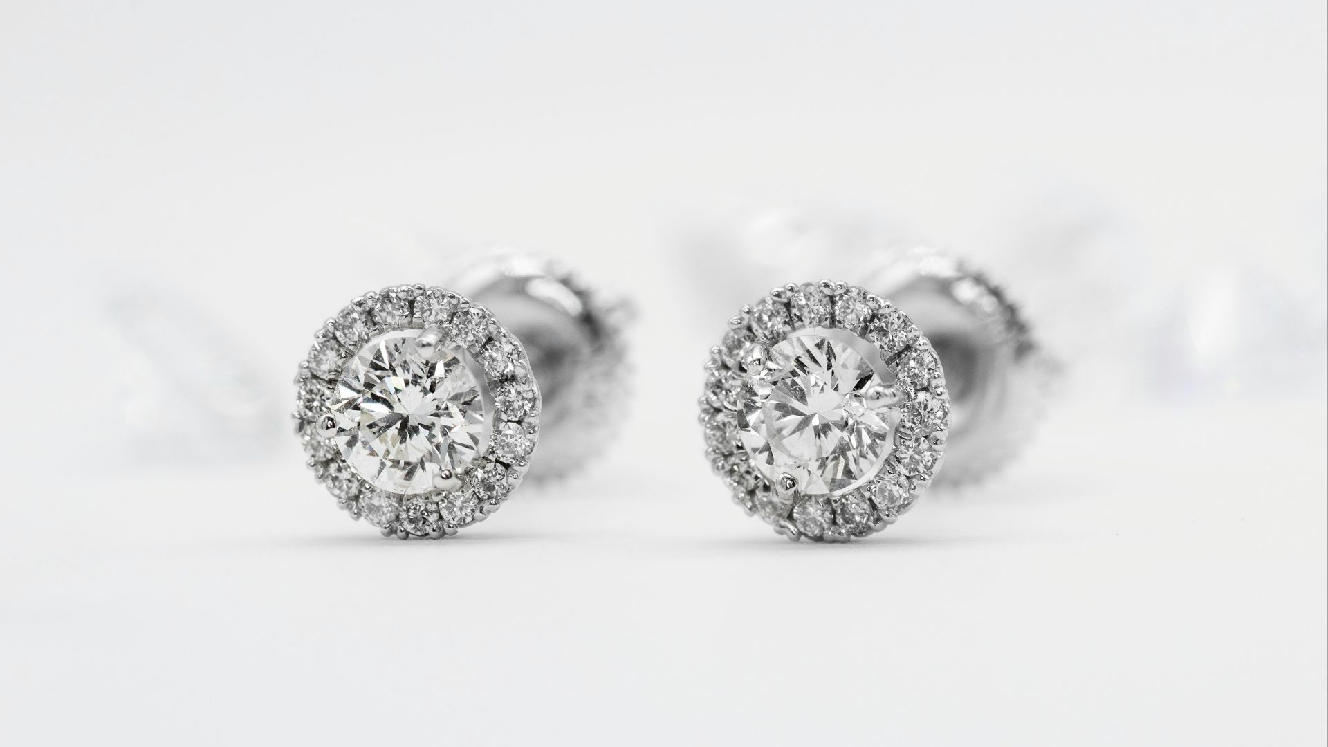 1. Boucles d'oreilles en diamant