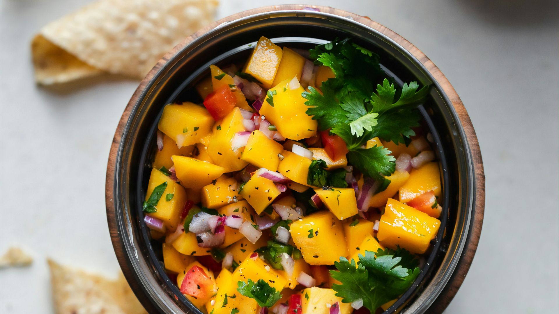 13. Barquettes de laitue à la salsa à la mangue