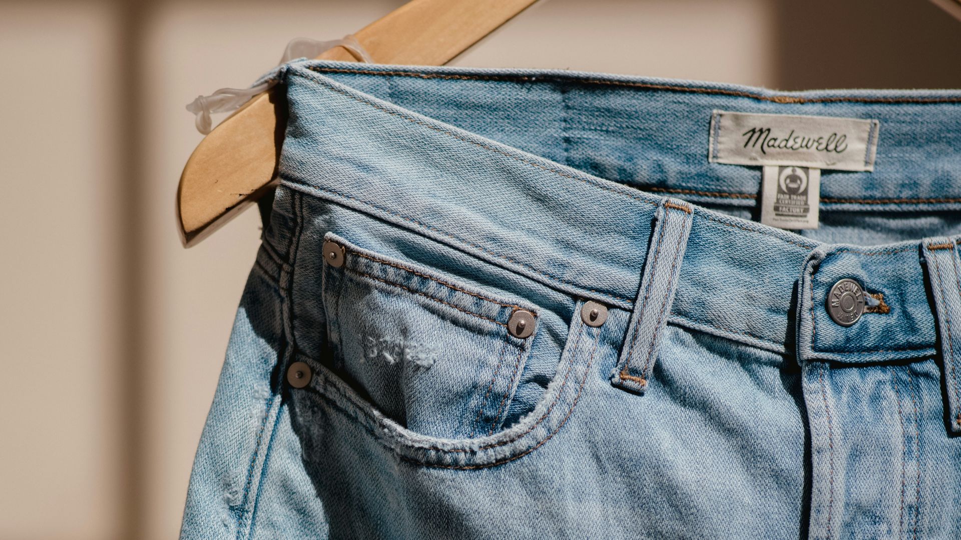 17. Un haut à taille empire et un jean skinny