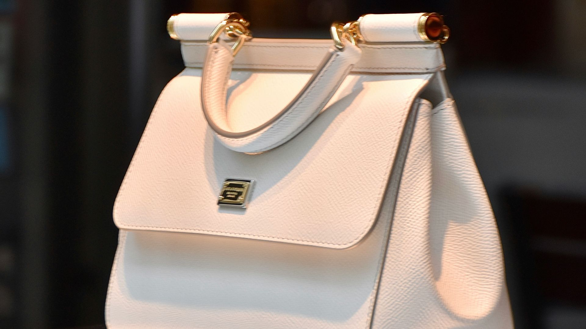 16. Leur sac n'a pas sa place