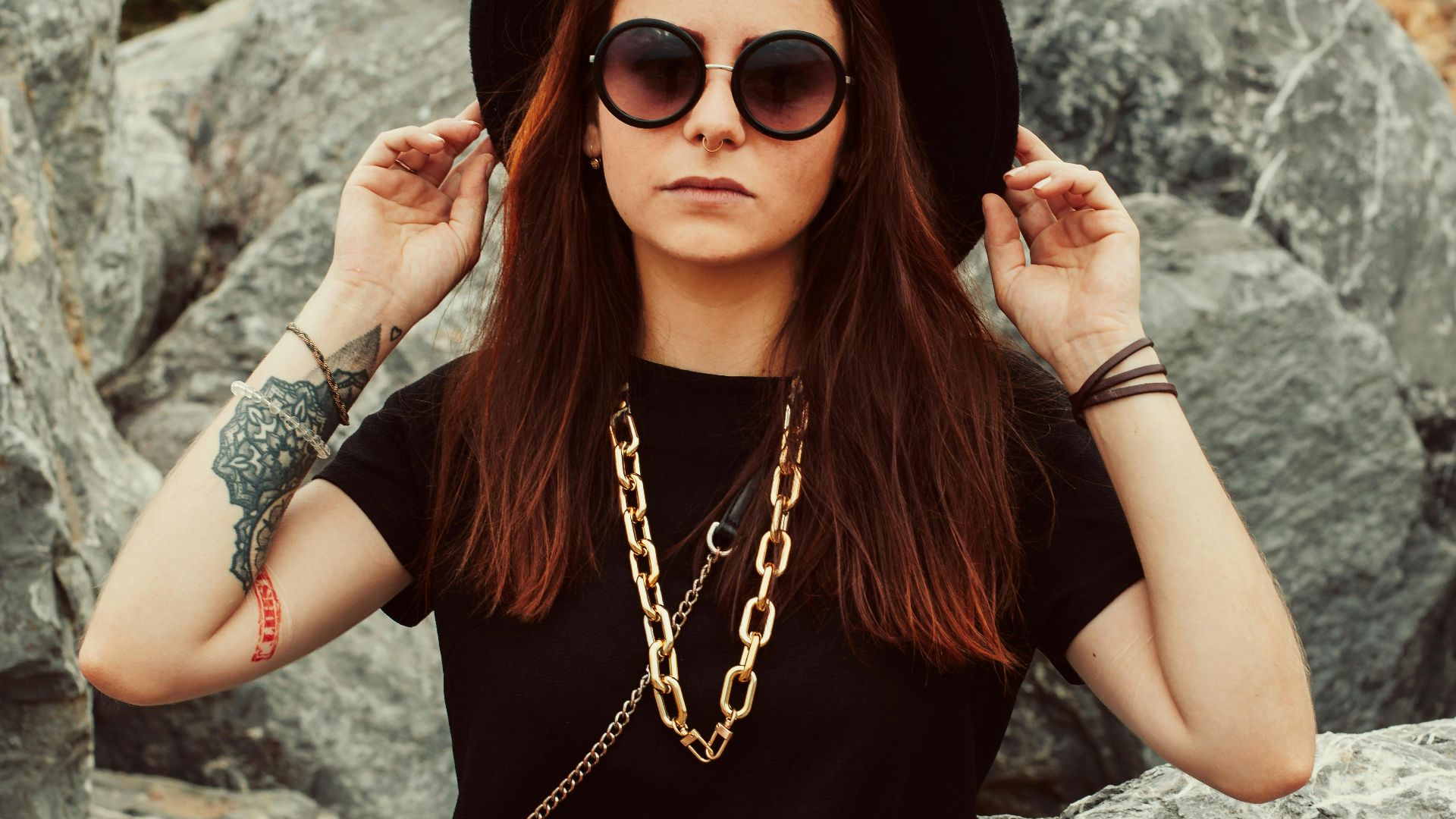 20. Une petite robe noire accompagnée d'un accessoire original