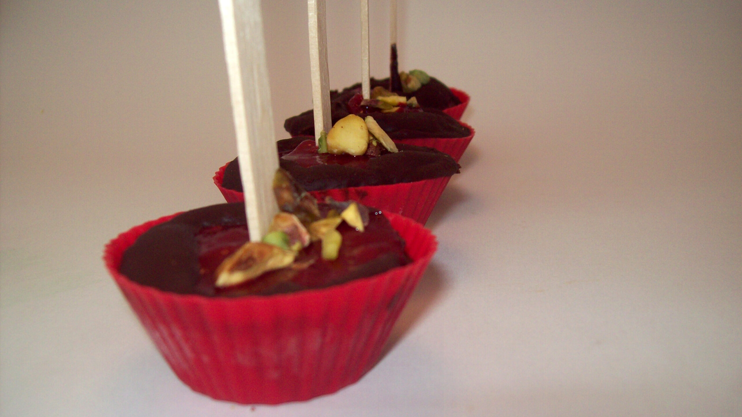 Bonbon glacé à la framboise et pistache