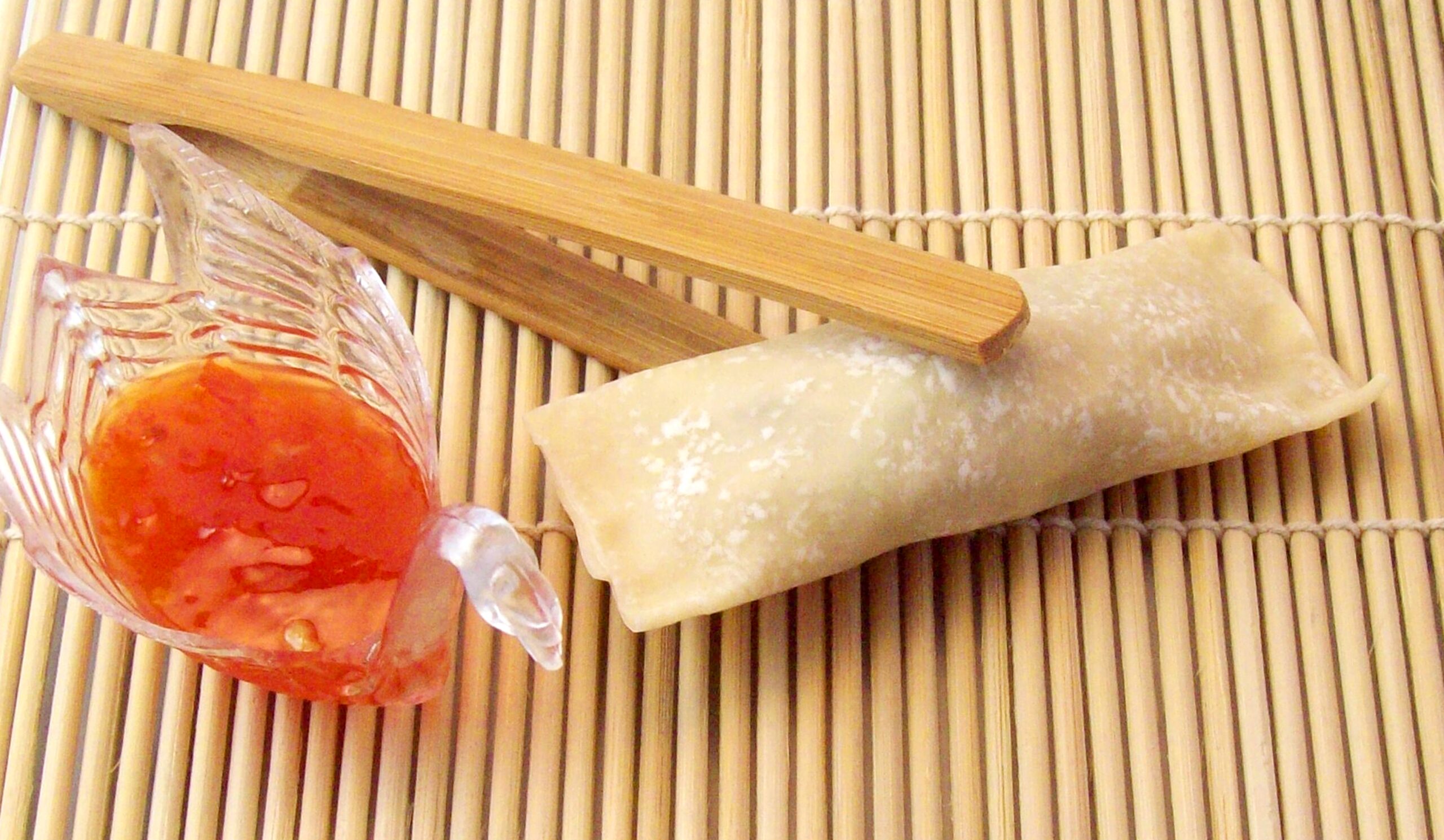 Lumpia maison frit, sauce épicée