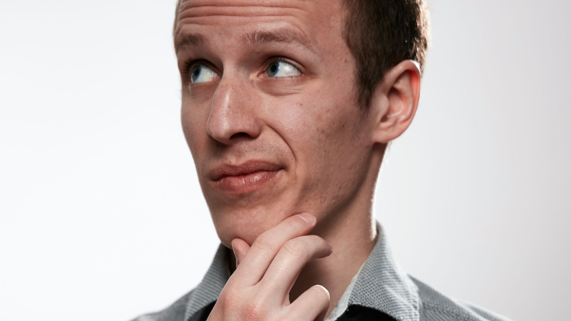3. L'homme qui joue au chat et à la souris