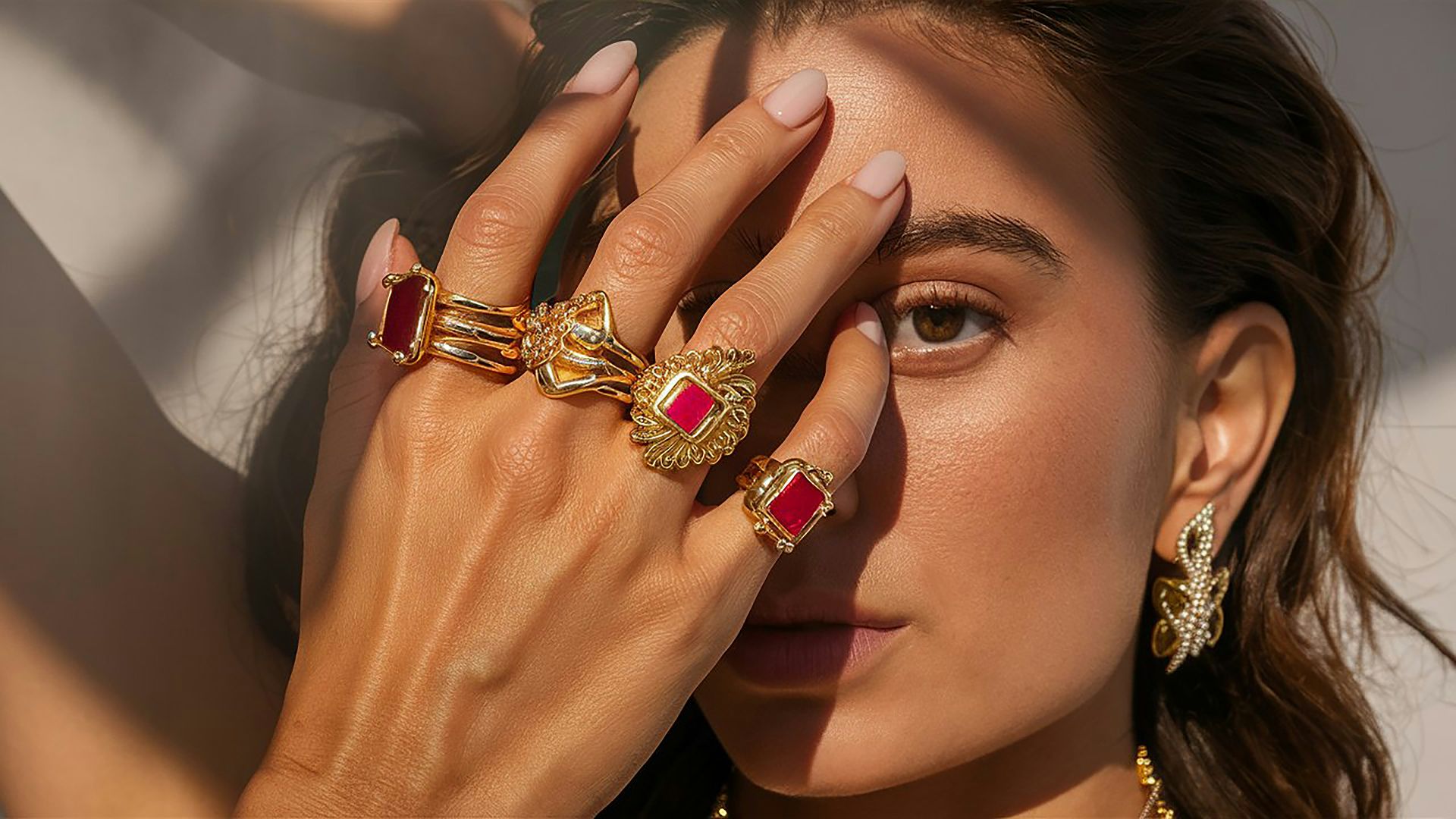 18. Des bijoux soigneusement empilés