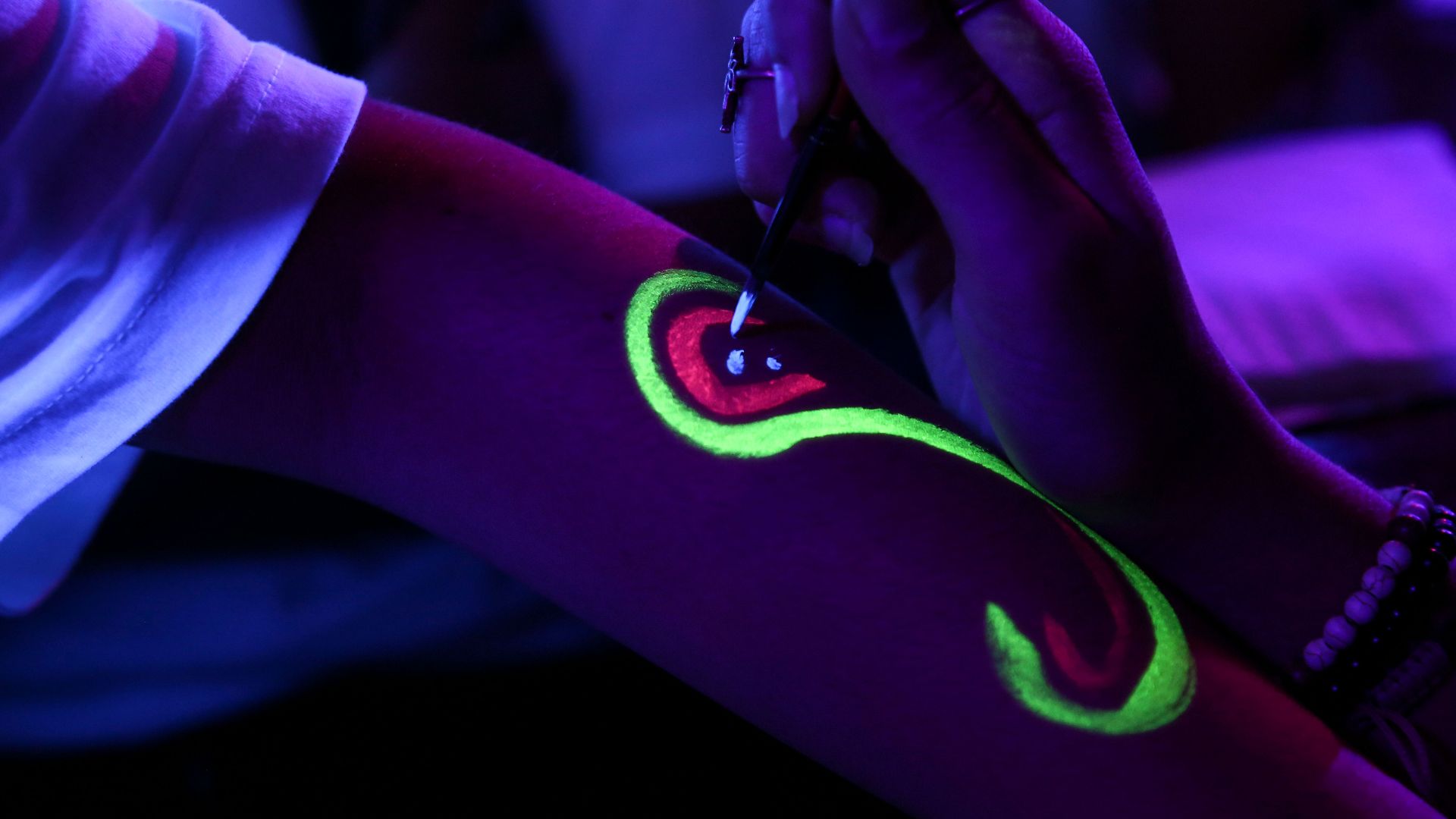 19. Tatouages visibles sous la lumière noire ultraviolette
