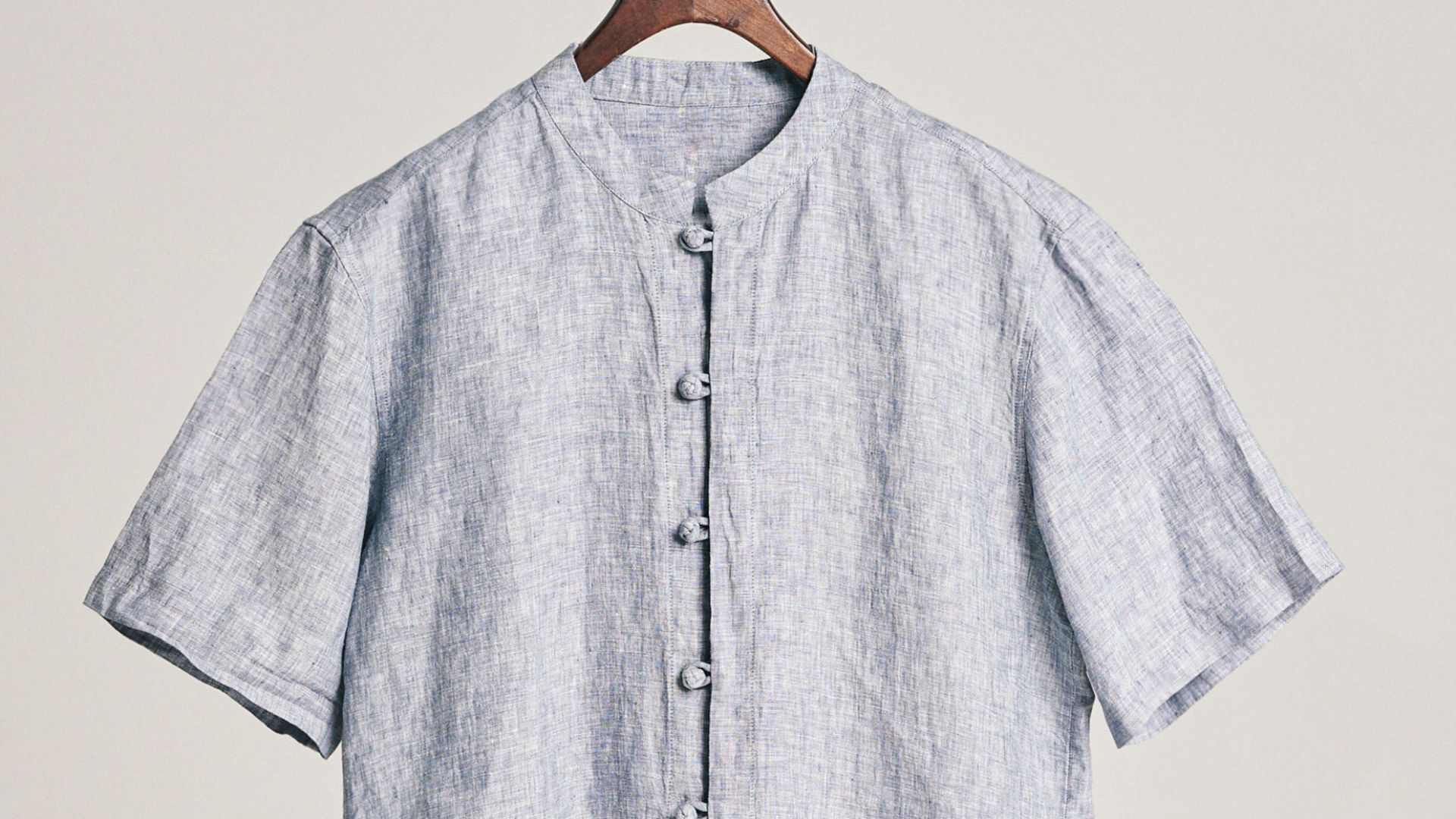 20. Un t-shirt Henley en tissu doux et un pantalon en velours côtelé