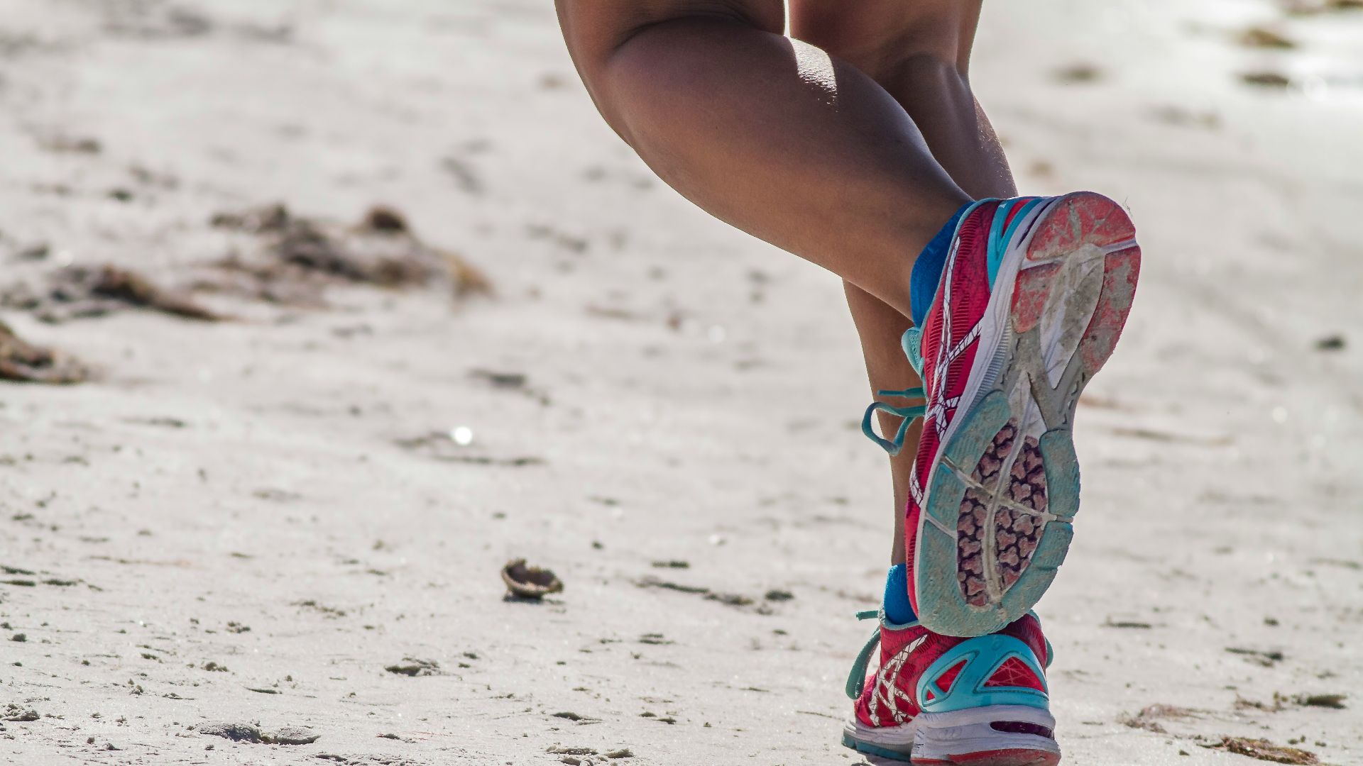1. Des chaussures de course usées
