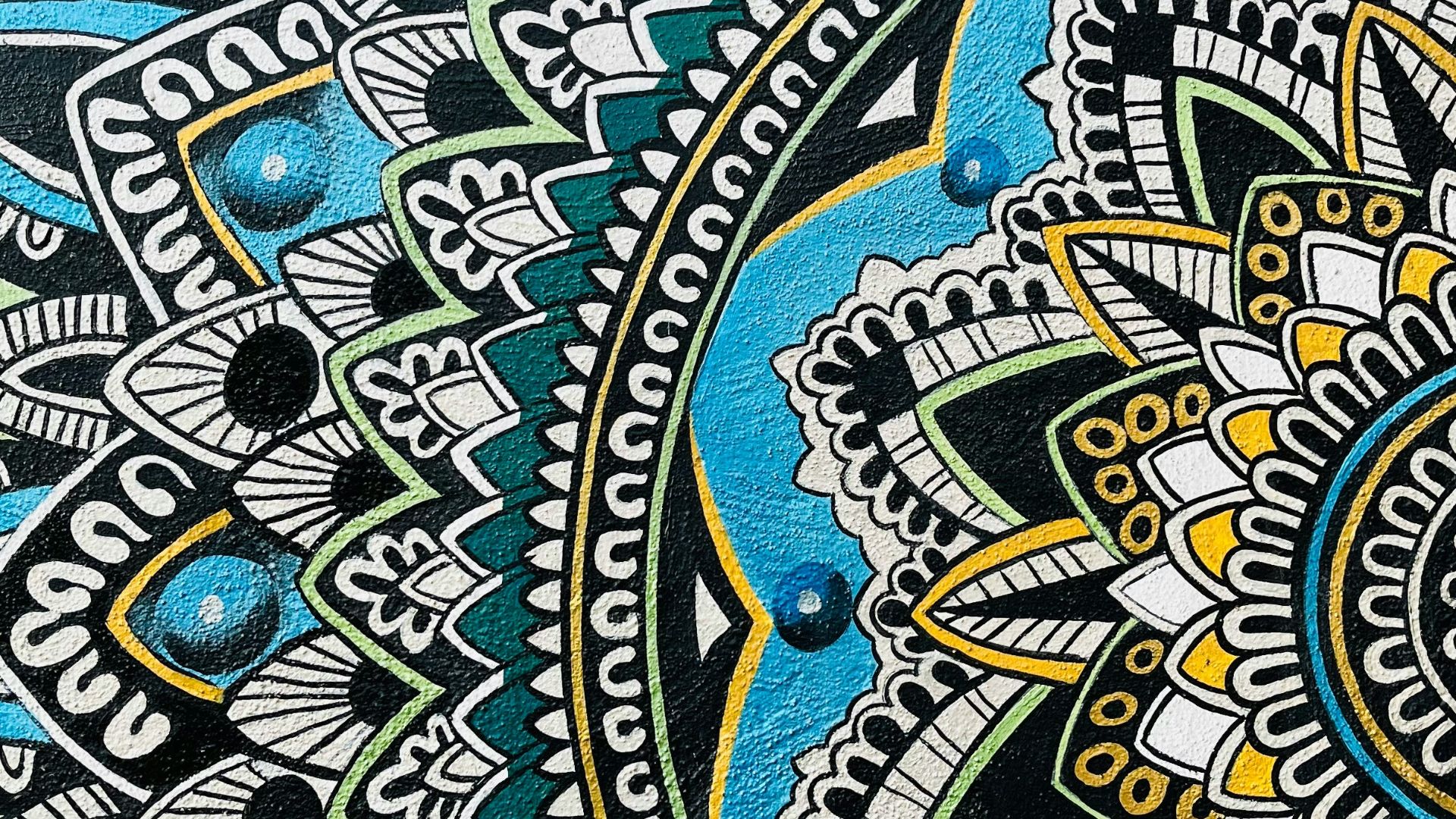 15. Manchons de coude ornés de mandalas complexes