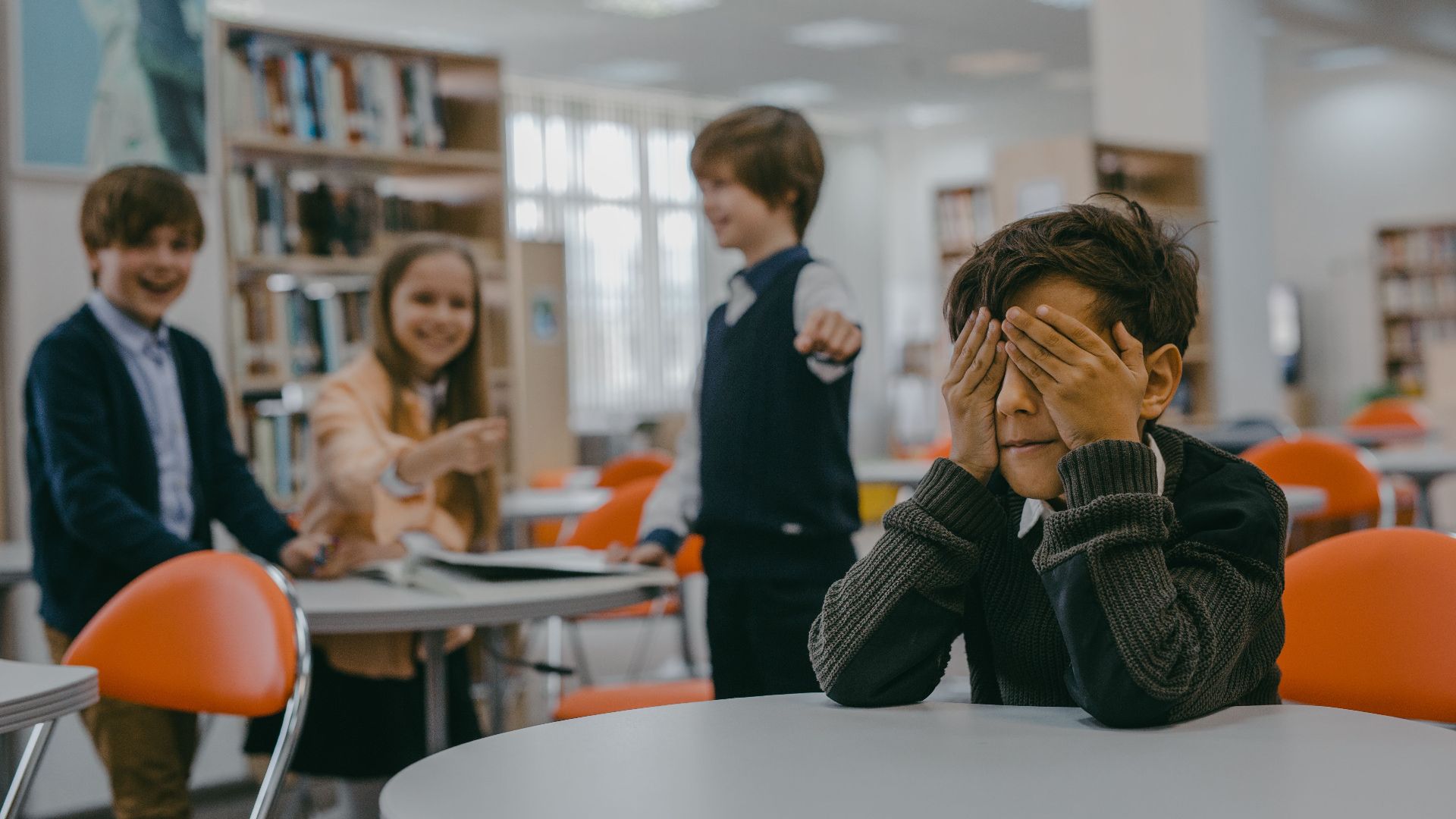 8. Vous faites des blagues aux dépens de quelqu’un d’autre