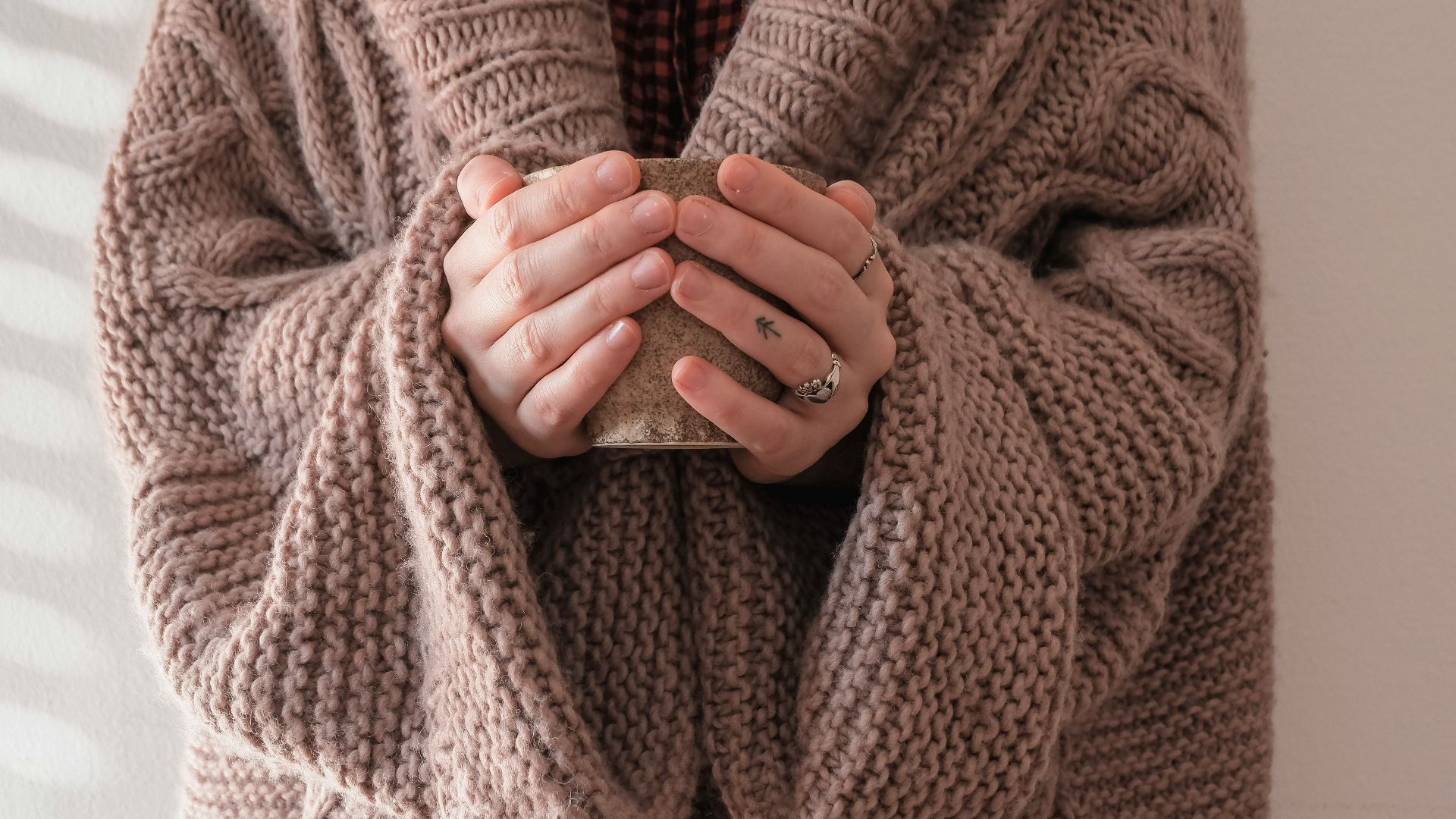 9. Une tenue composée d'un cardigan douillet et d'une robe nuisette