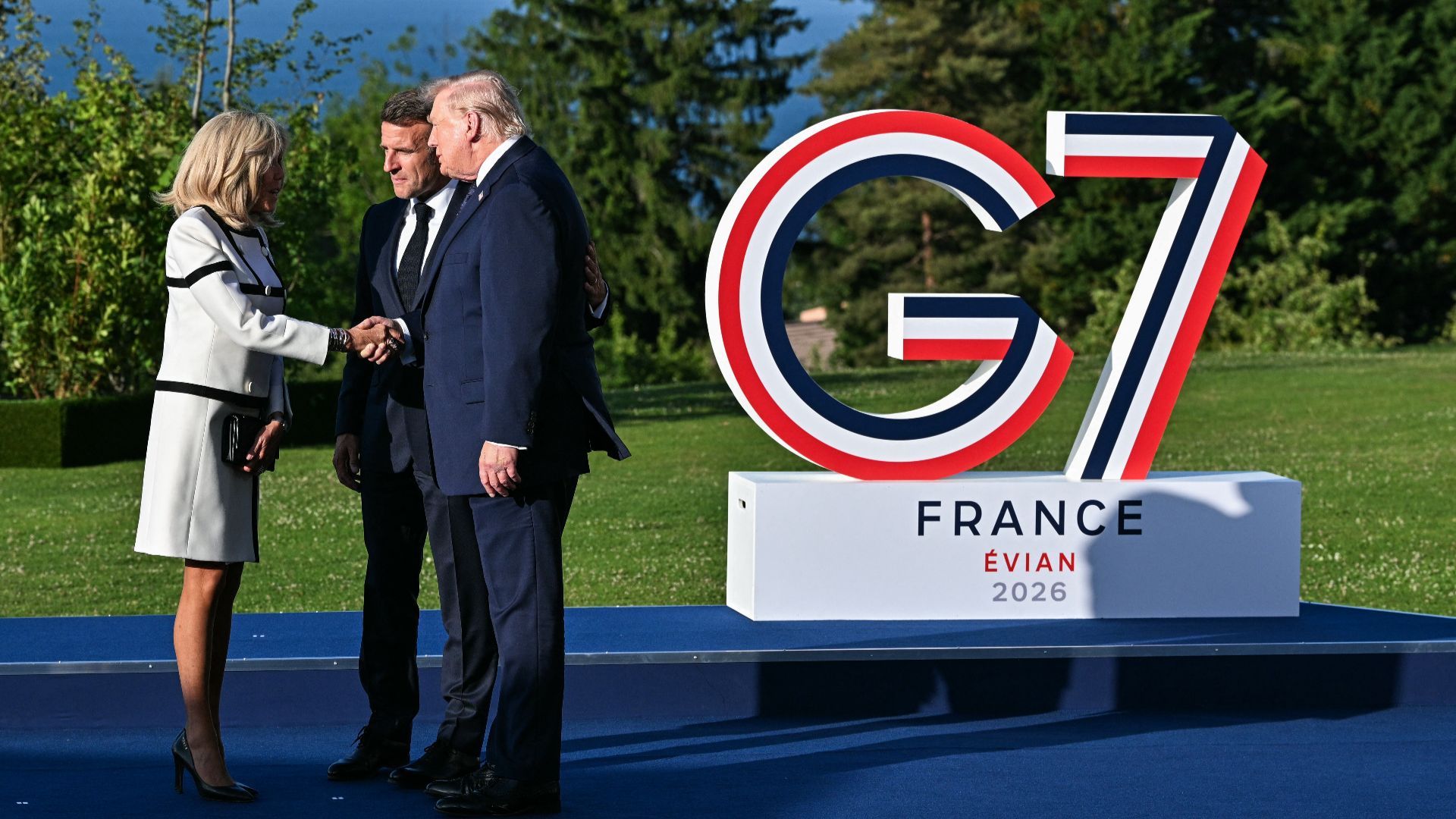 Macron promet une réponse ferme