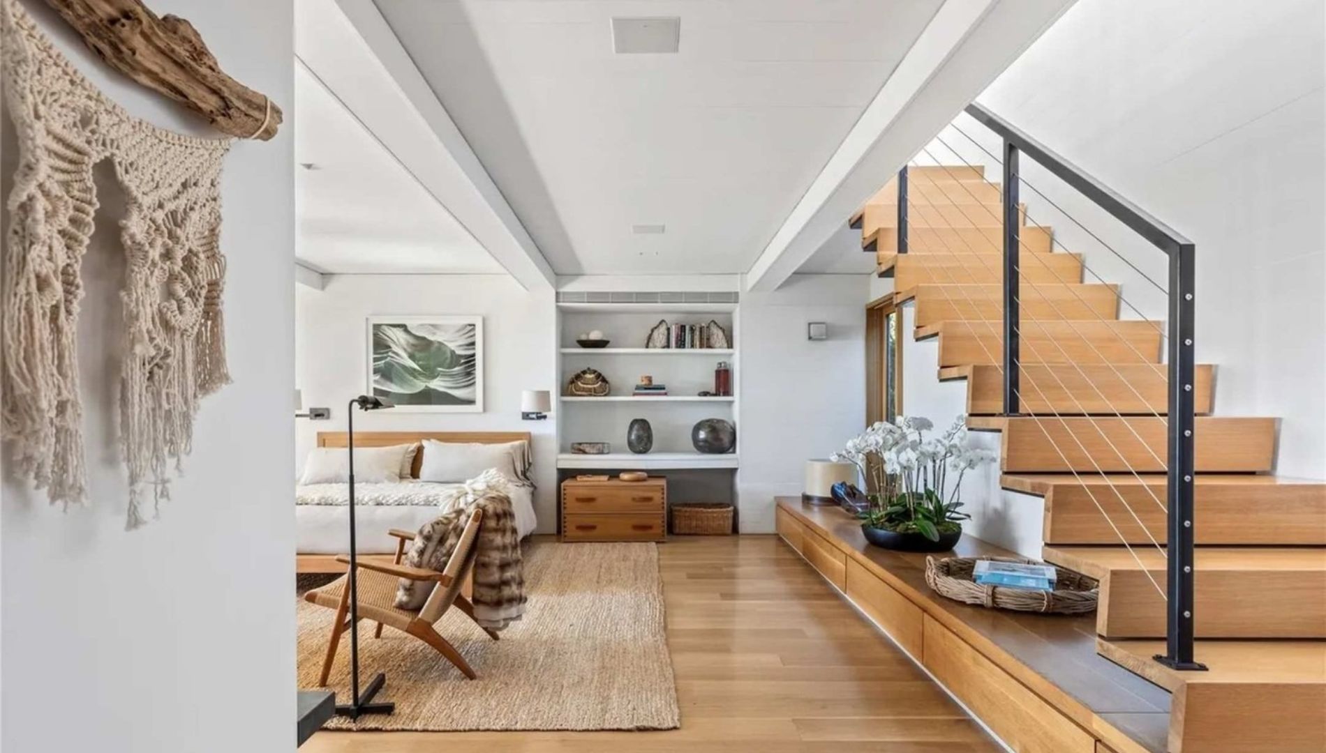 Espace intérieur avec escalier design