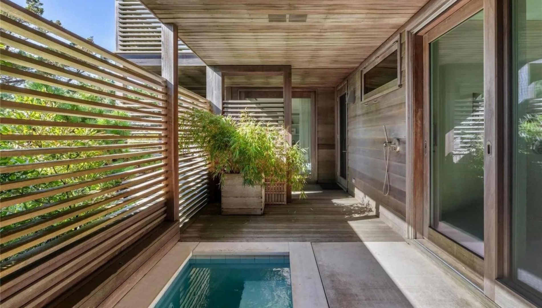 Patio extérieur avec bassin