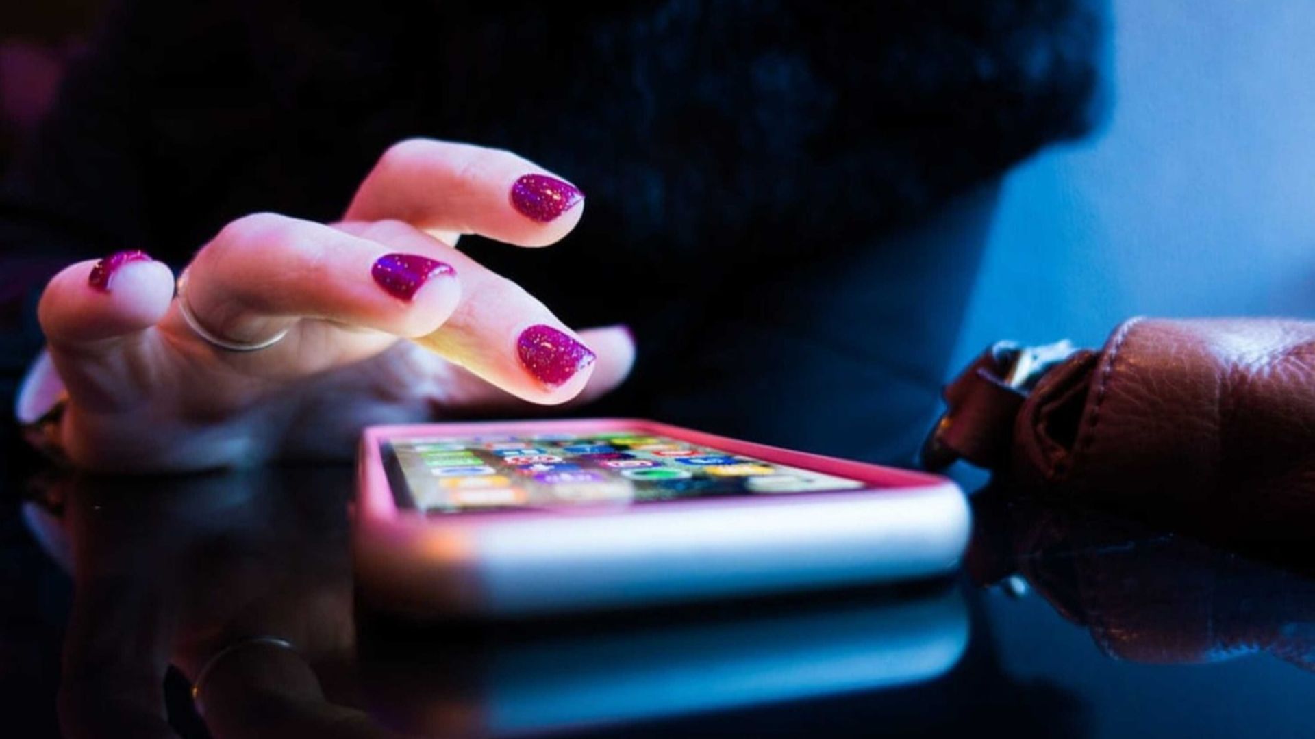 10 habitudes de SMS qui renforcent l’attirance et 10 qui la tuent d’un coup