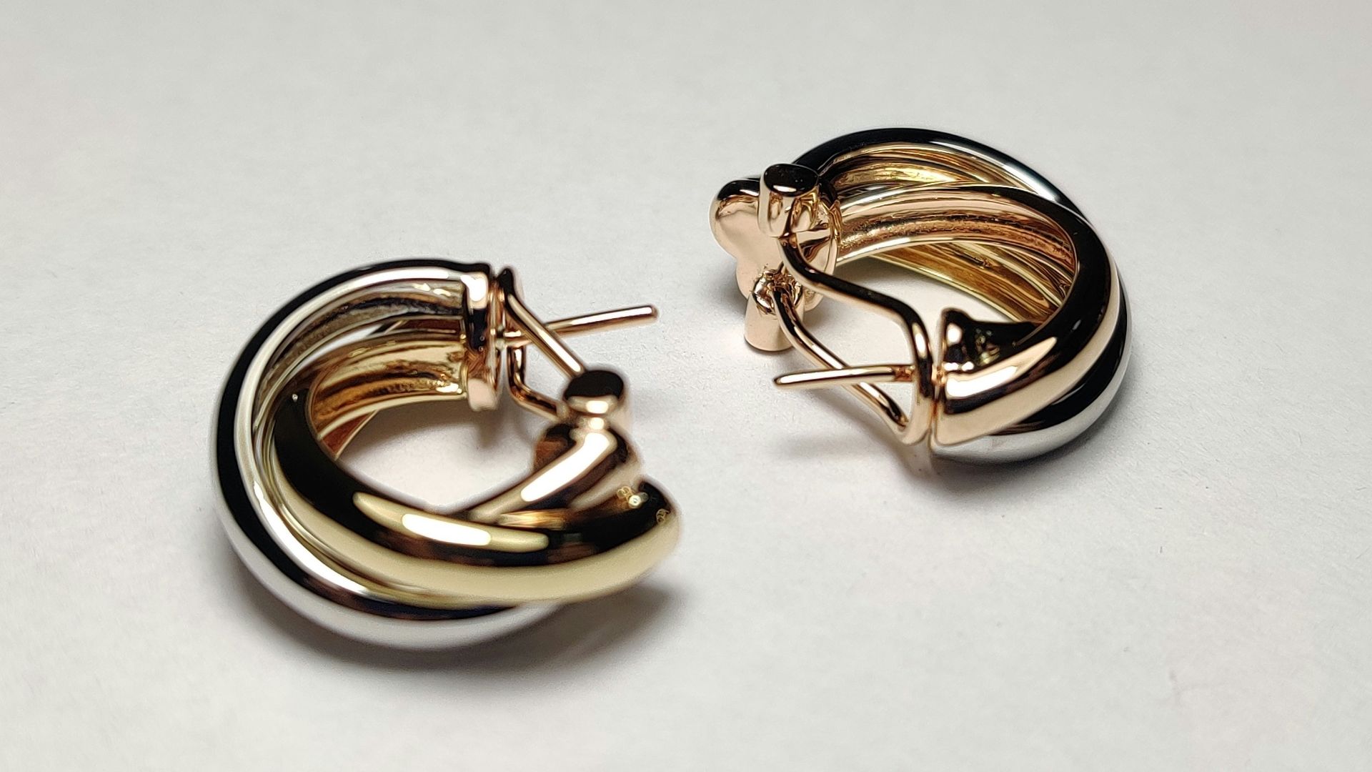 11. Remplacez les petites boucles d'oreilles par des créoles simples ou des boucles d'oreilles « huggies »