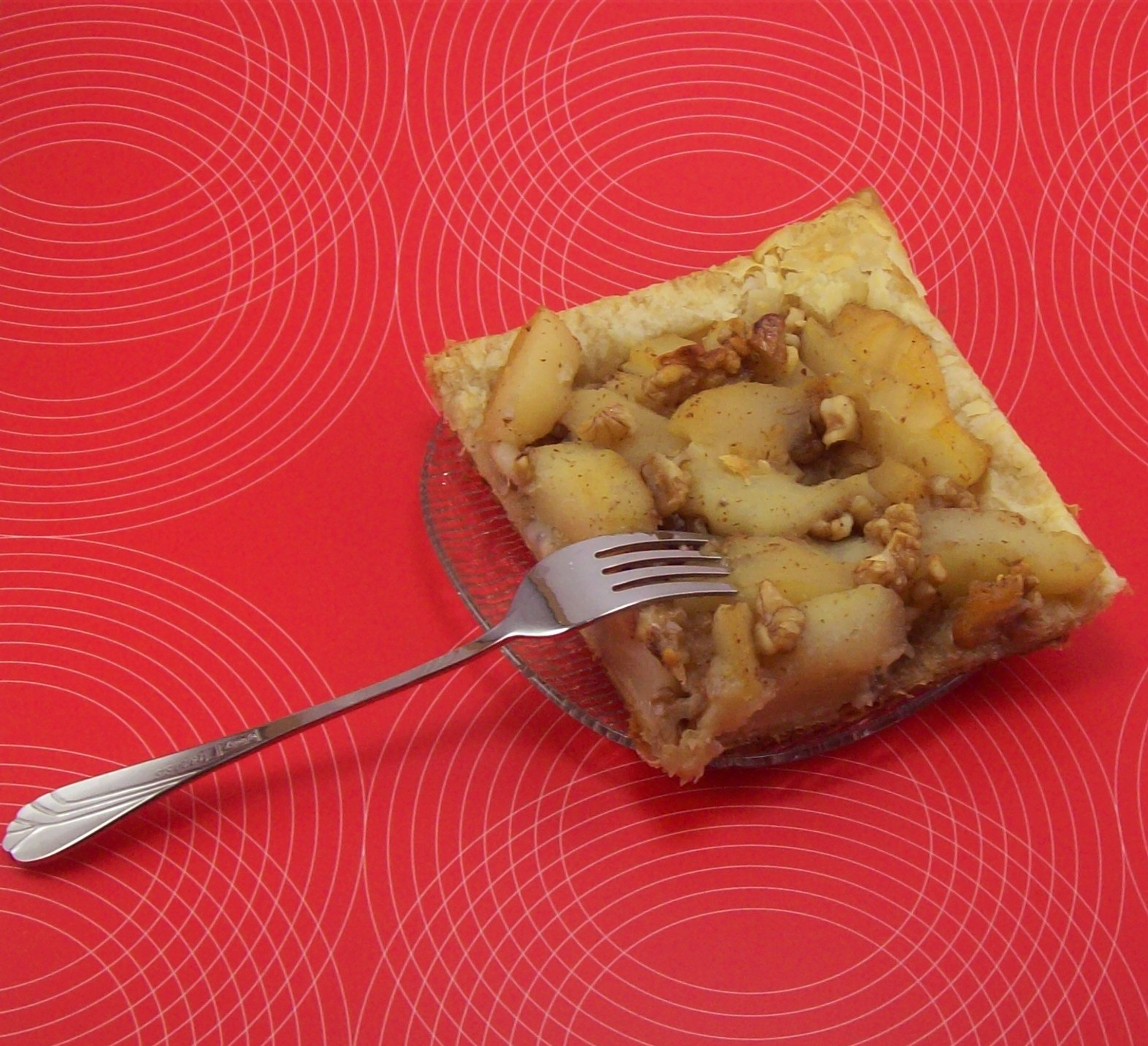 Tarte aux poires pochées à la cannelle et noix de Grenoble