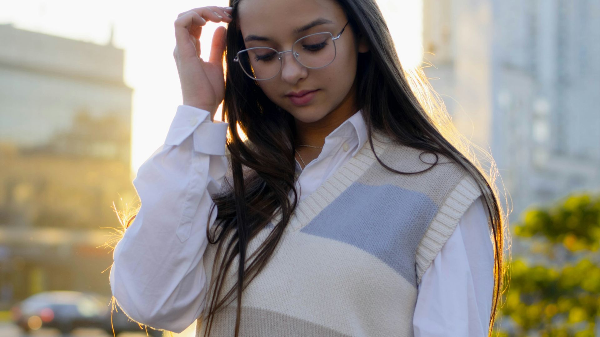 18. Un gilet en tricot par-dessus une chemise à col