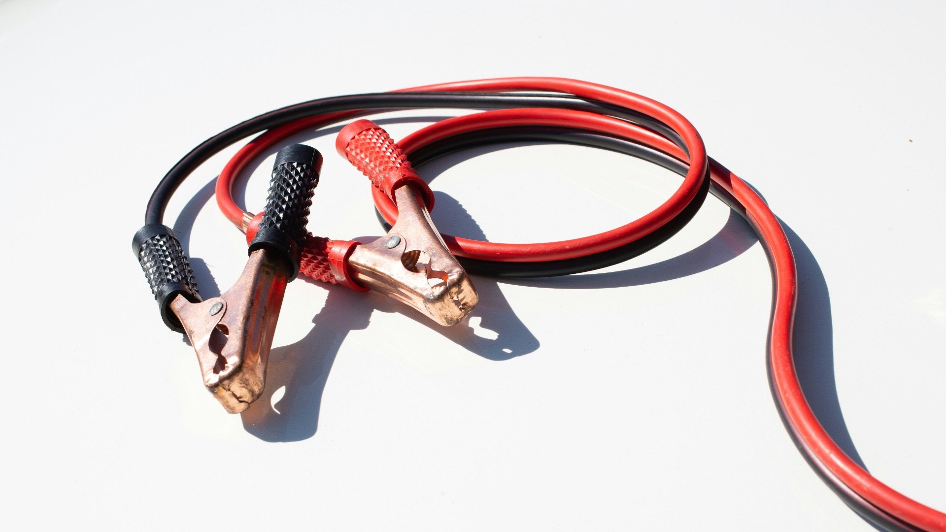 10. Conduire avec des câbles de batterie mal fixés ou endommagés