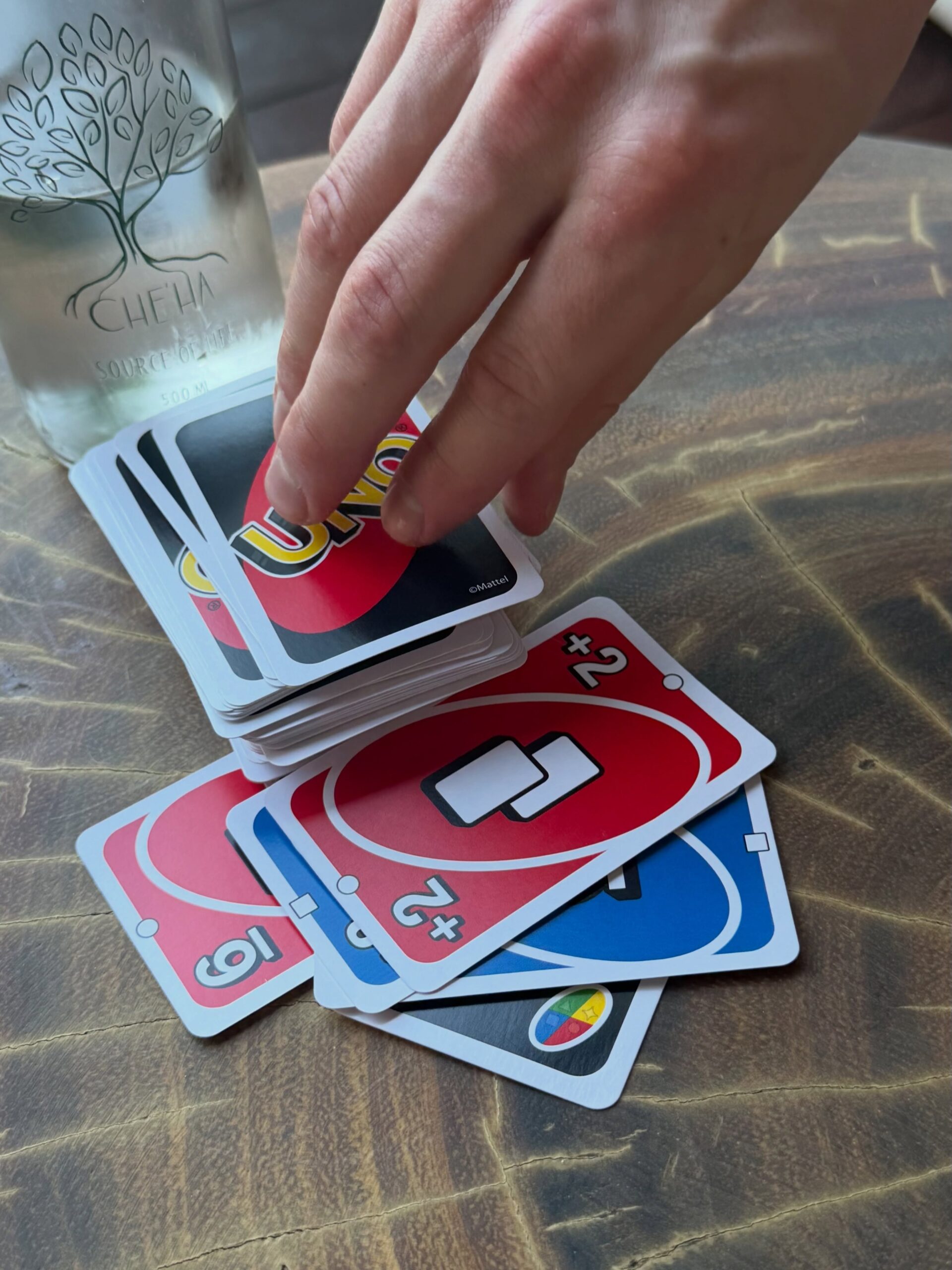 Une partie de UNO en amoureux