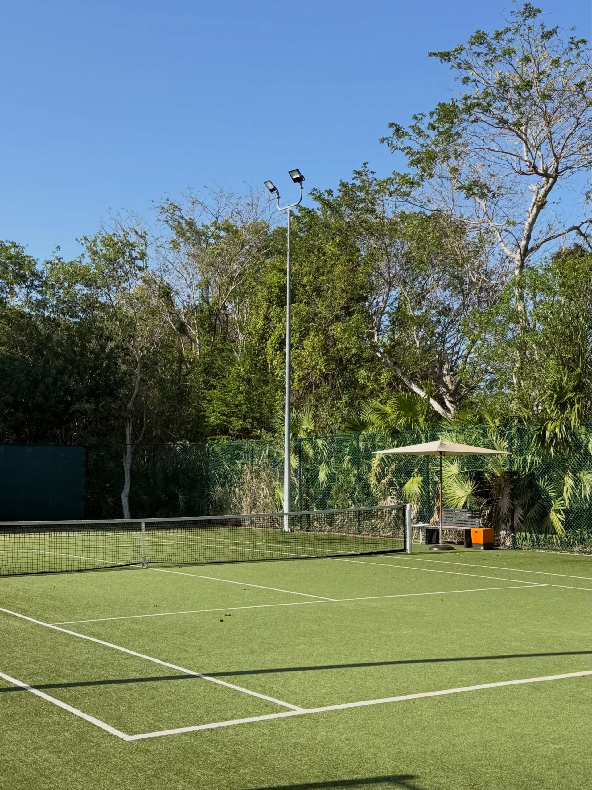 Une partie de tennis sous le soleil mexicain
