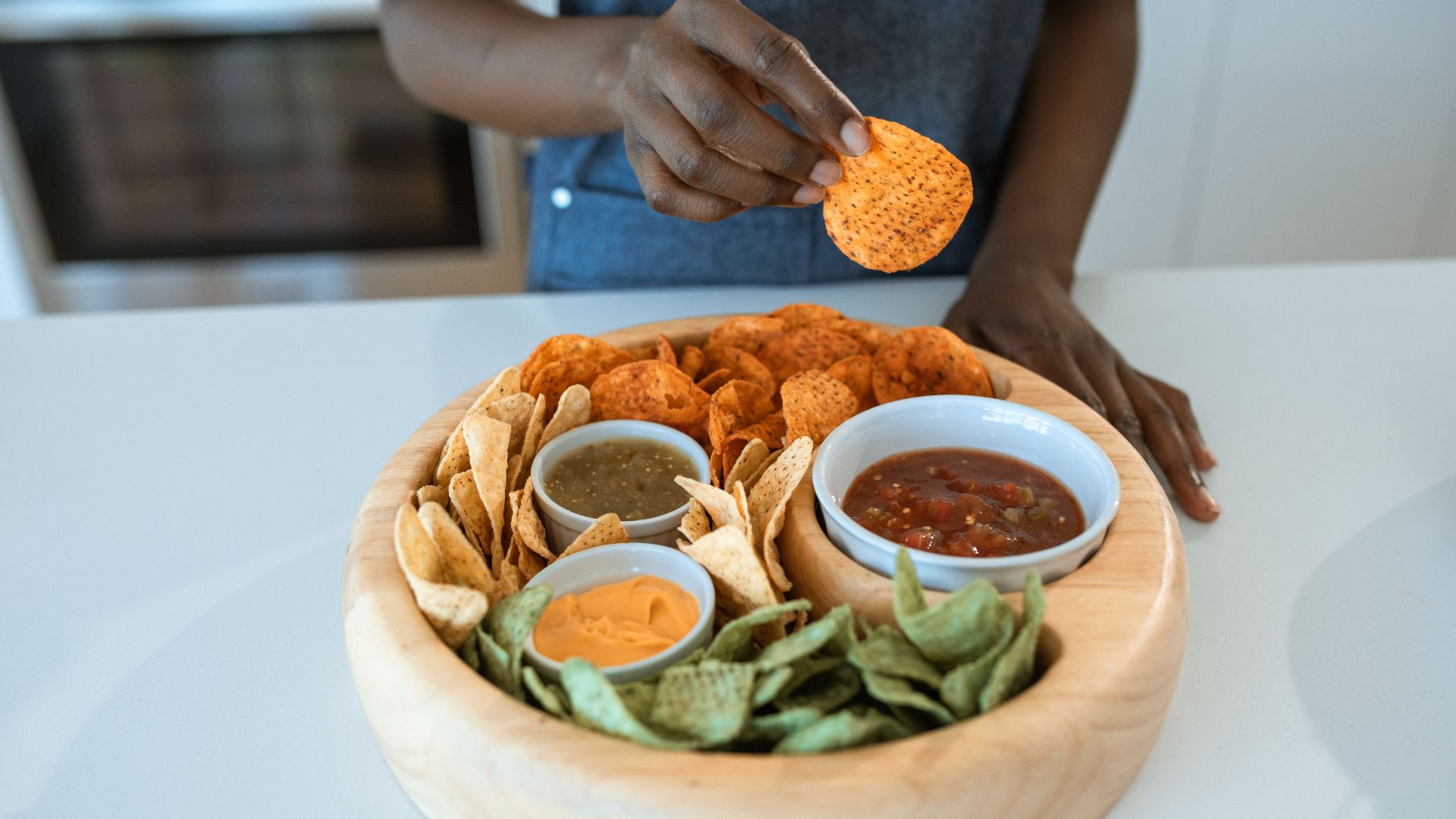 7. Des chips et une sauce pour accompagner toute la table de snacks