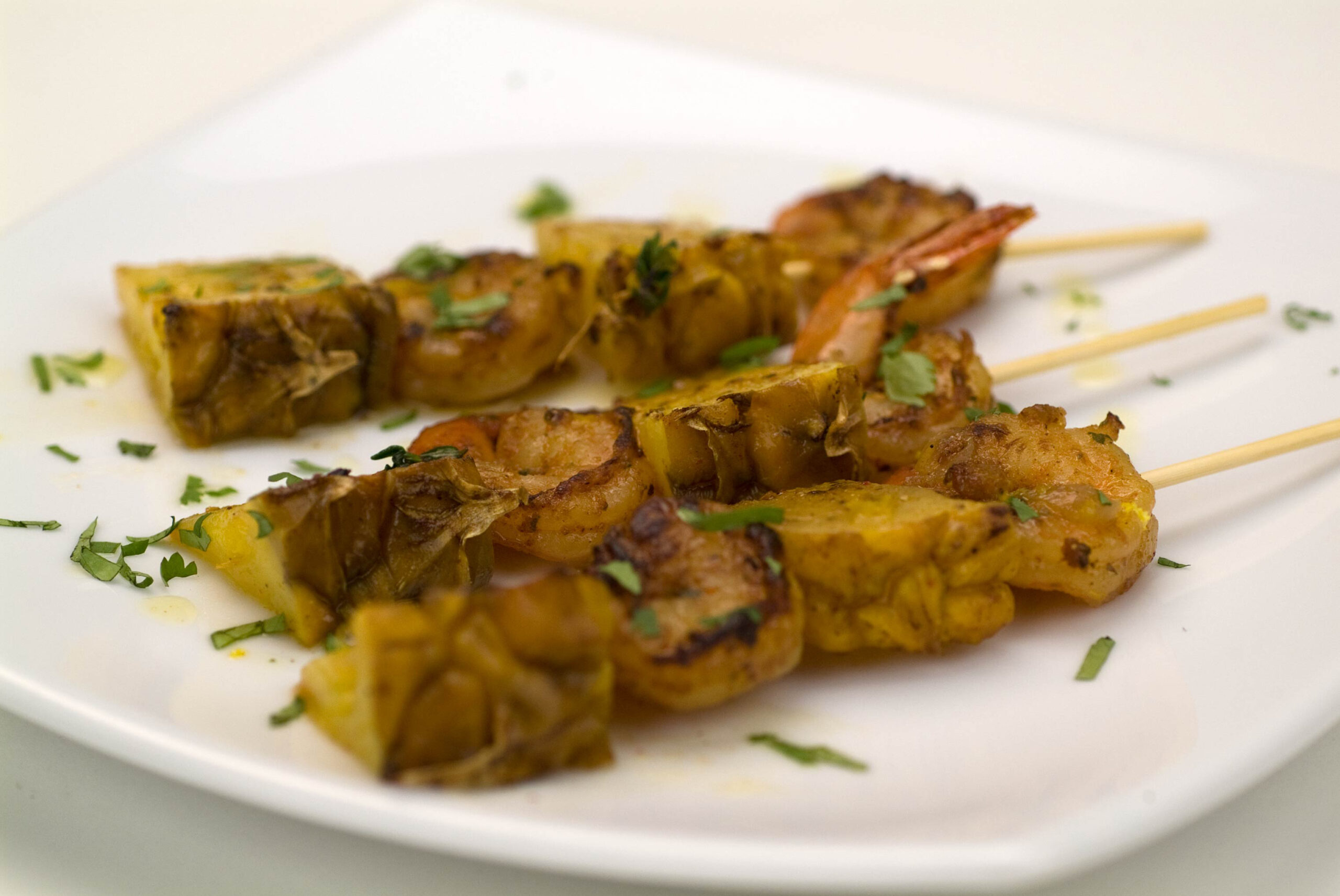 Brochette de crevettes et ananas rôti