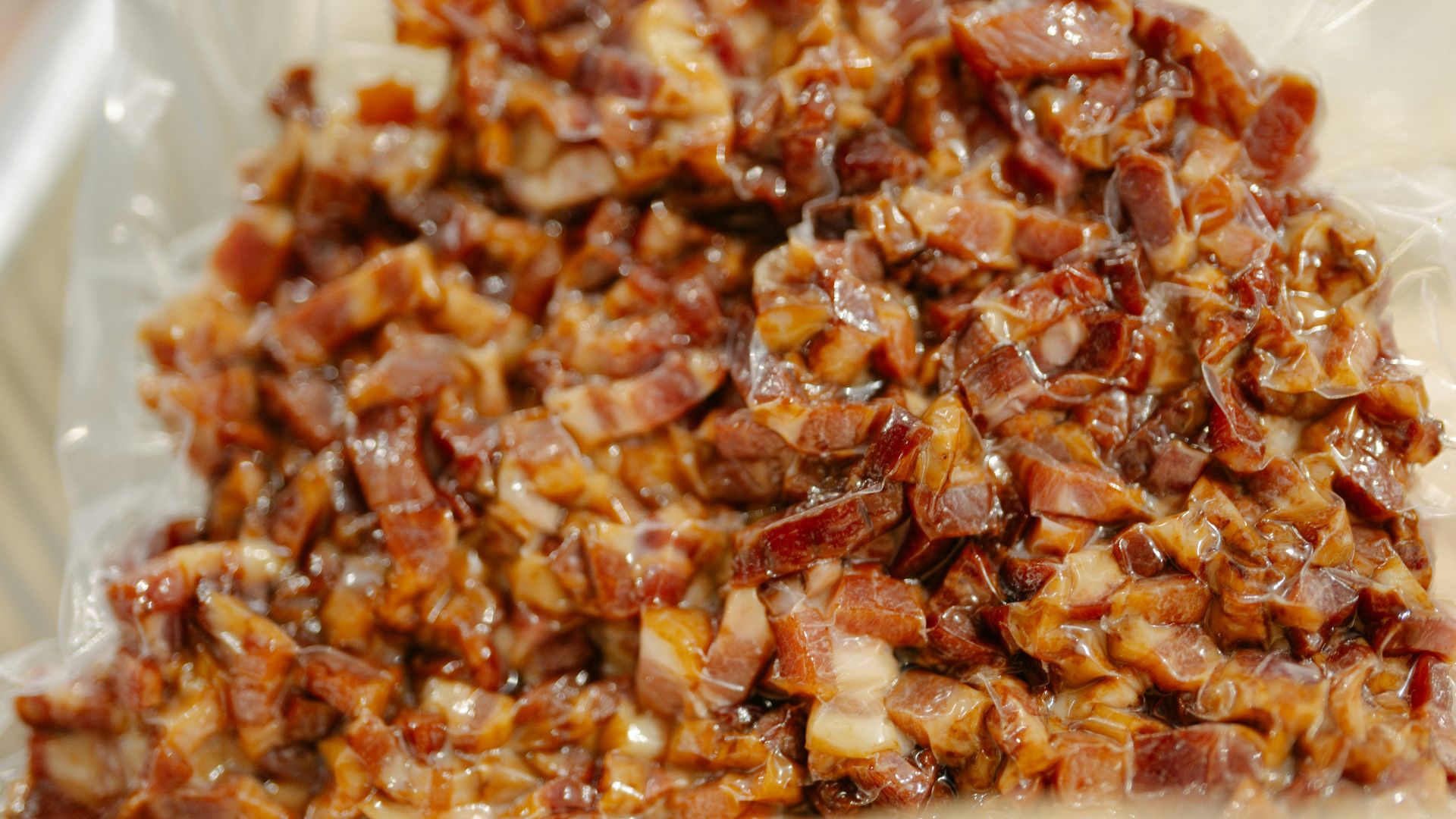 18. Lardons finement hachés