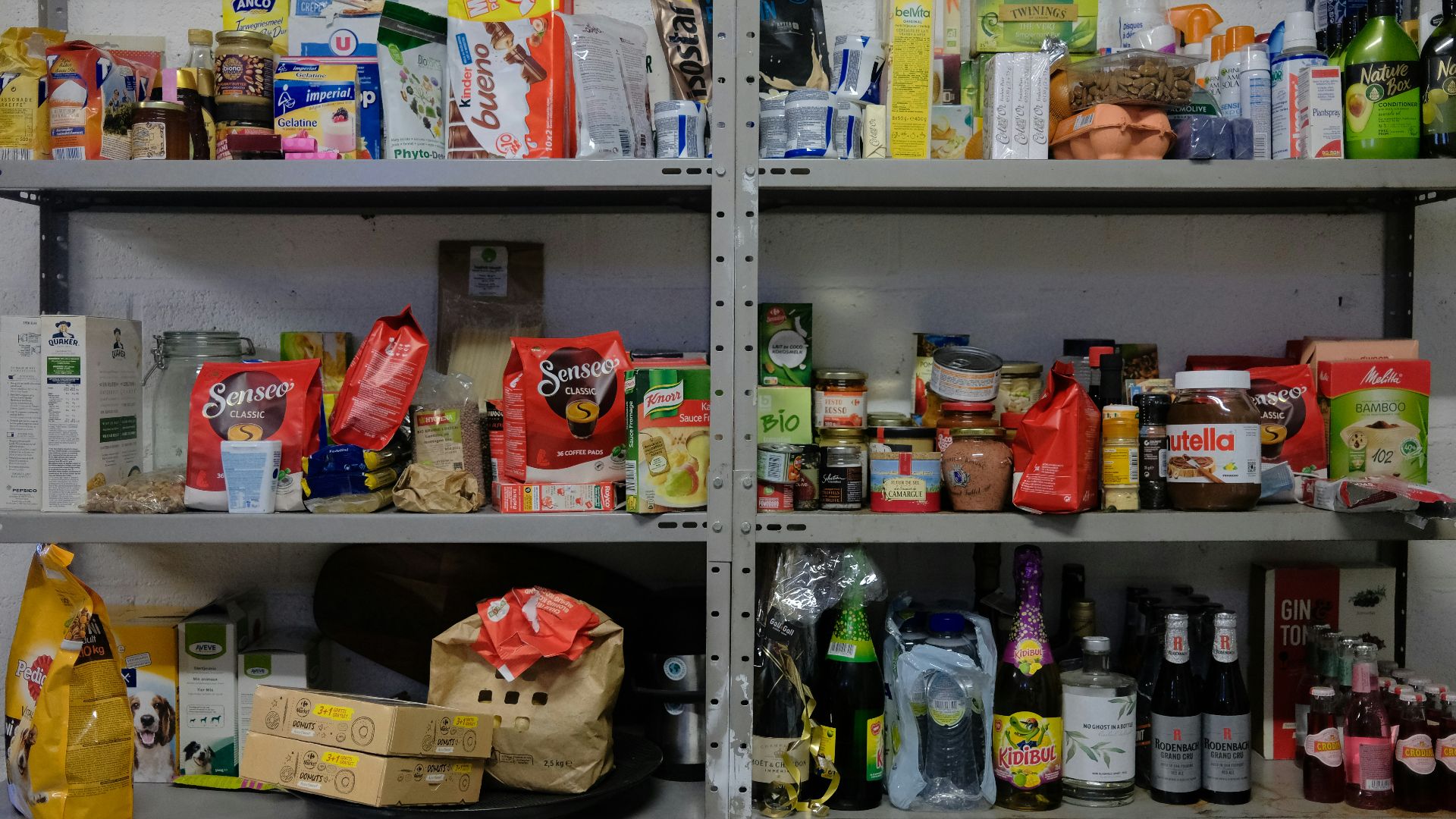 6. Un garde-manger où l'on trouve au moins une boîte de conserve oubliée