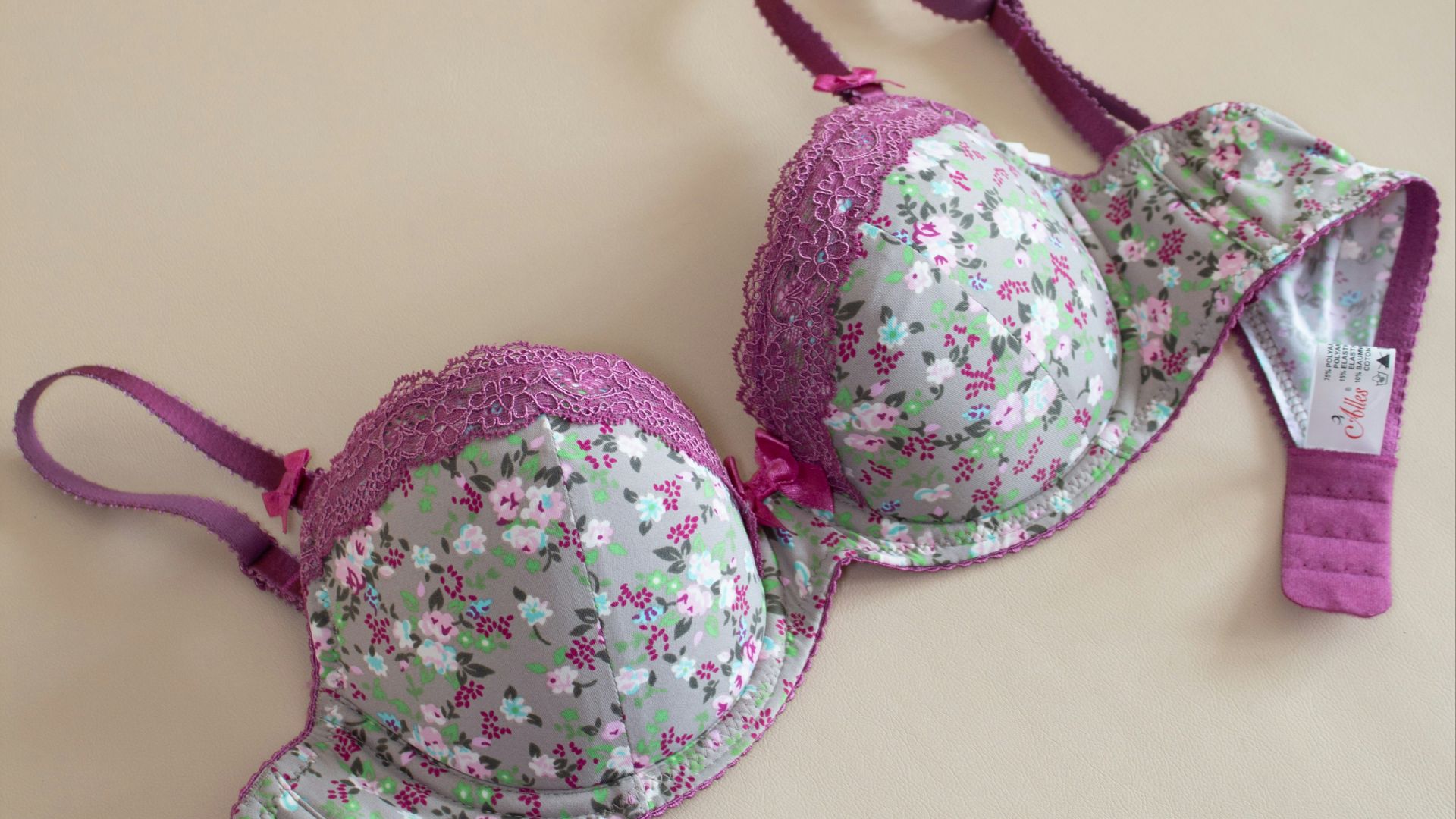 3. Le poids émotionnel du soutien-gorge parfait