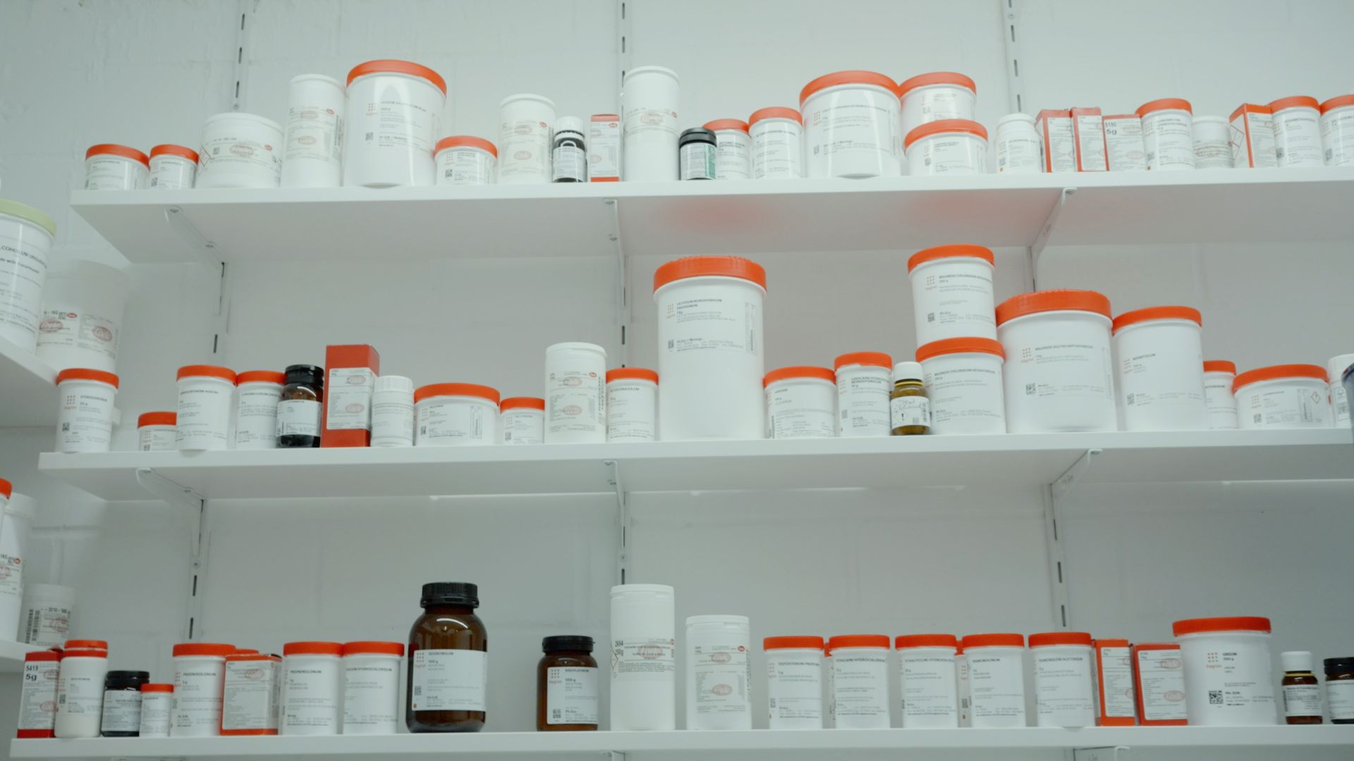 15. Une armoire à pharmacie contenant les produits de base habituels