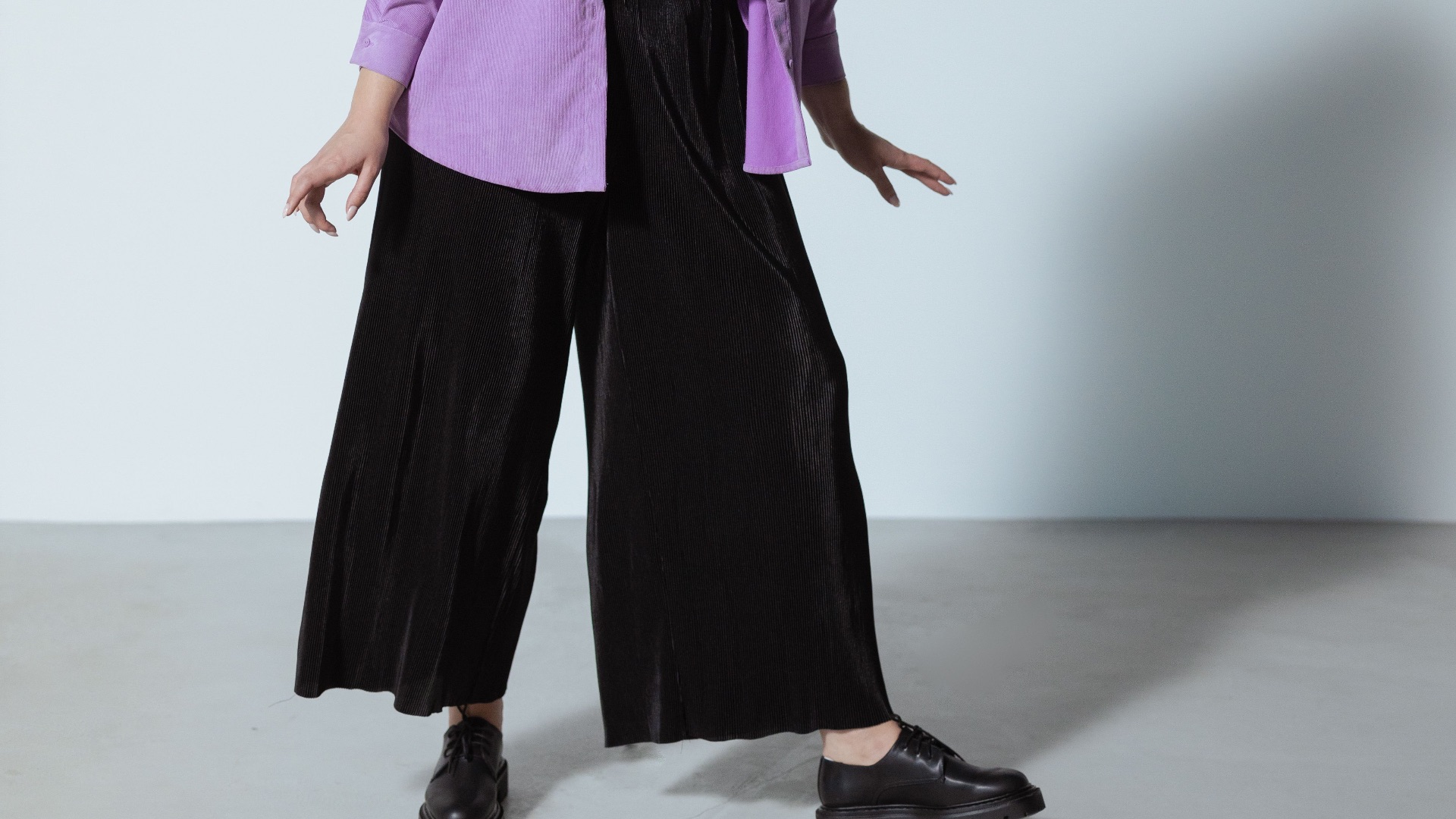 2. Les pantalons à jambes larges sont un choix tout naturel