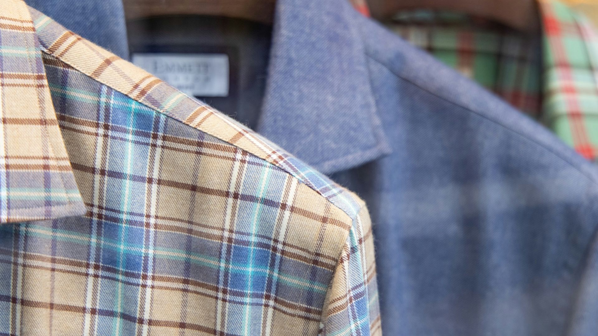 2. Une chemise en flanelle oversize par-dessus un crop top