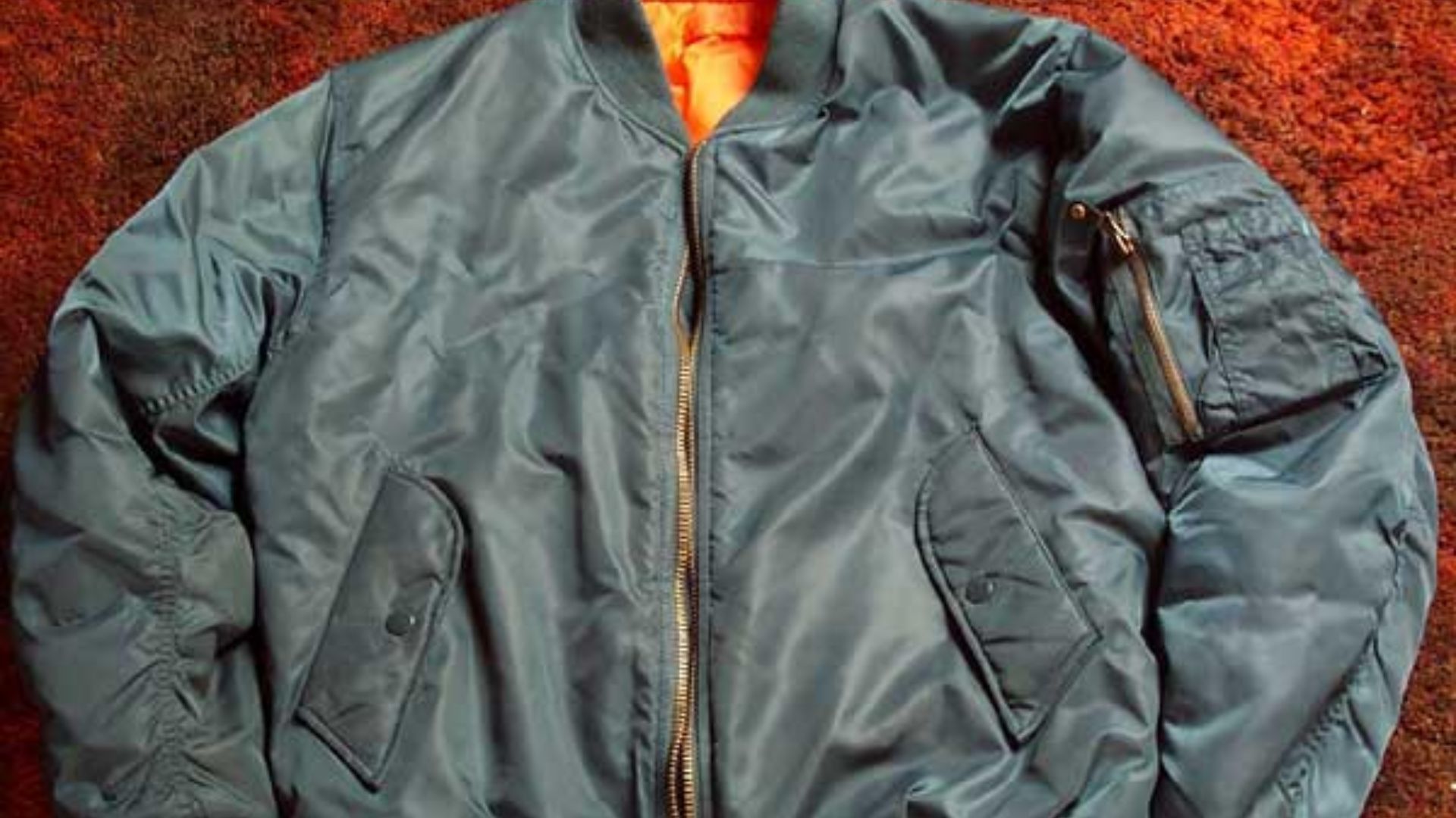 18. La veste de vol MA-1 au style épuré