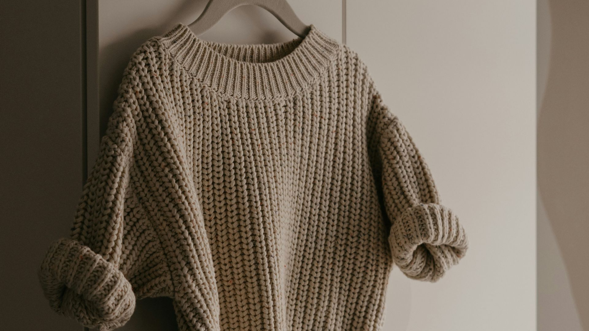5. Un pull douillet à mailles torsadées associé à une jupe de tennis