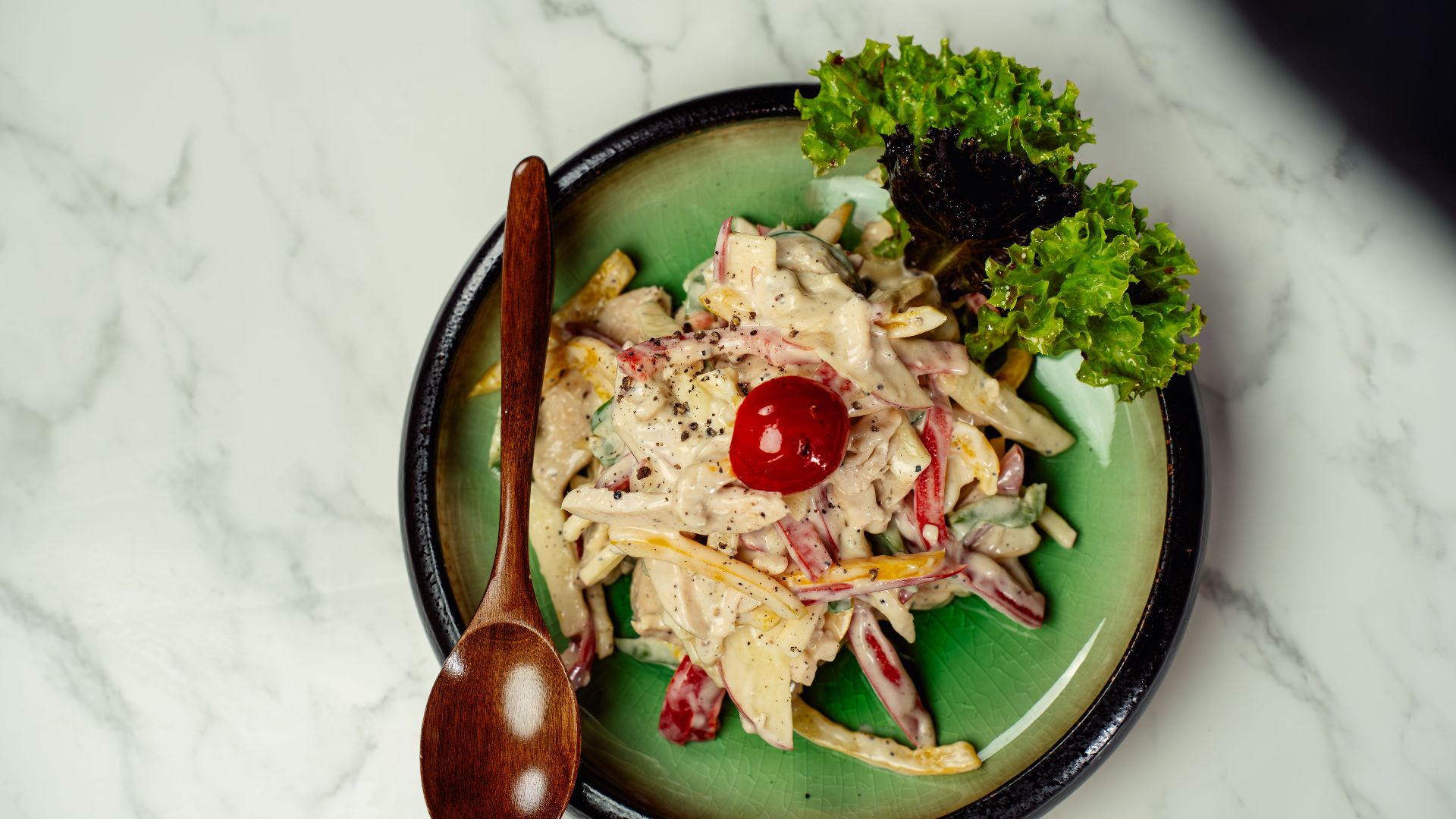 13. Salade Waldorf, poulet rôti et cobbler aux pêches