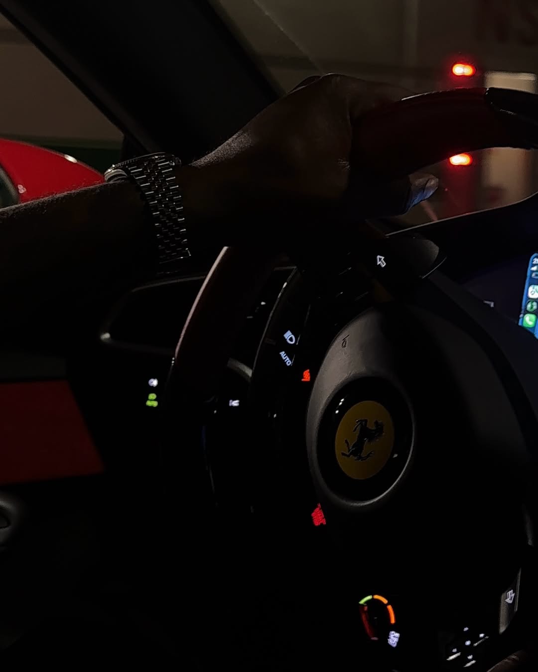 Au volant d'une Ferrari
